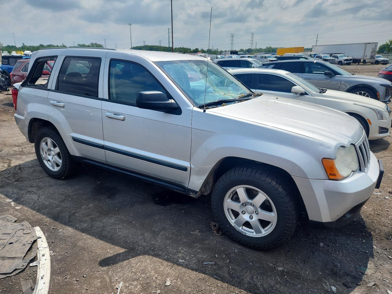 2008 Jeep Grand Cherokee Laredo Silver vin: 1J8GR48K58C247180