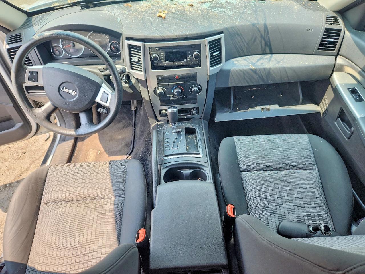 2008 Jeep Grand Cherokee Laredo Silver vin: 1J8GR48K58C247180
