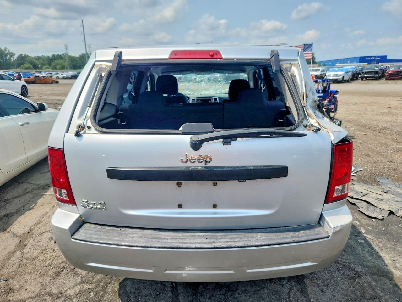 2008 Jeep Grand Cherokee Laredo Silver vin: 1J8GR48K58C247180
