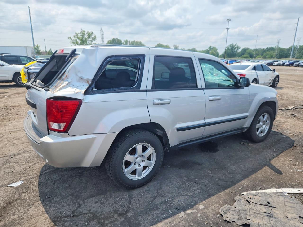 2008 Jeep Grand Cherokee Laredo Silver vin: 1J8GR48K58C247180