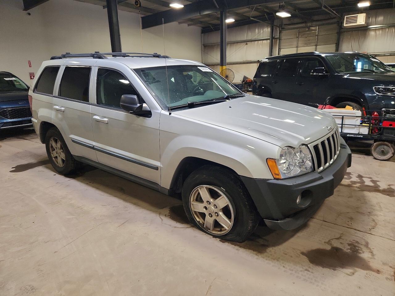 2007 Jeep Grand Cherokee Laredo Silver vin: 1J8GR48K77C576252