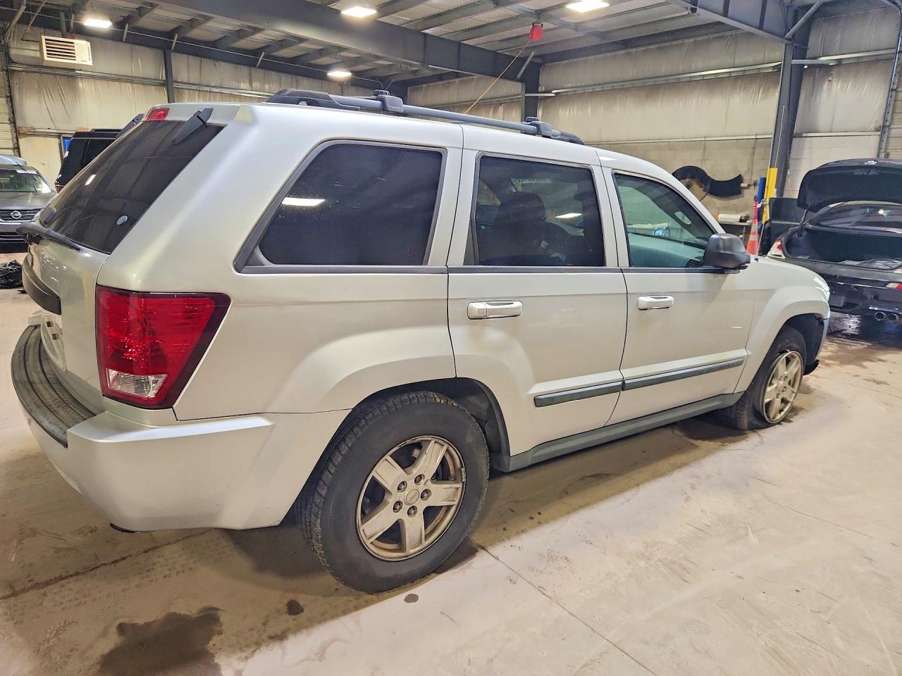 2007 Jeep Grand Cherokee Laredo Silver vin: 1J8GR48K77C576252