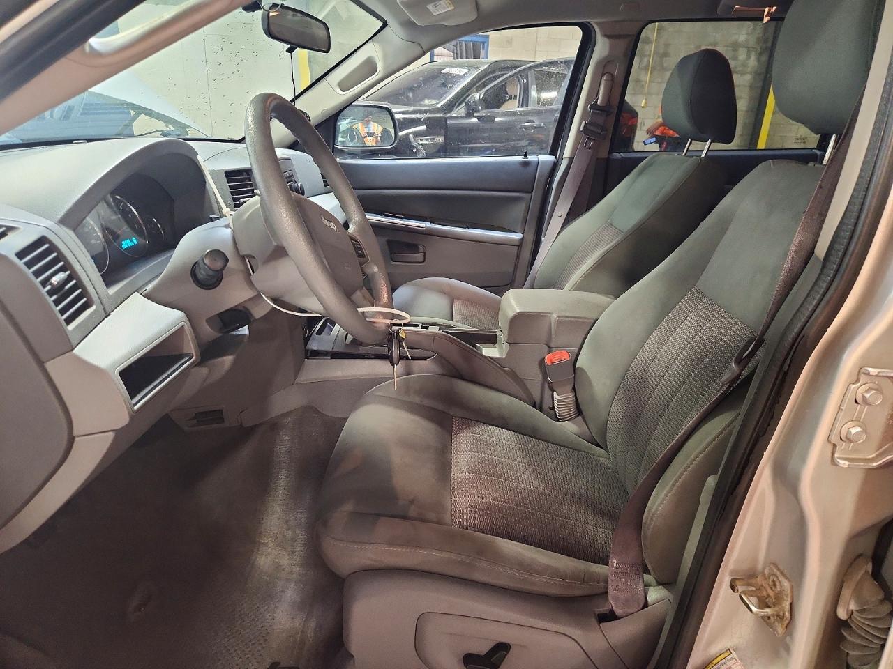 2007 Jeep Grand Cherokee Laredo Silver vin: 1J8GR48K77C576252