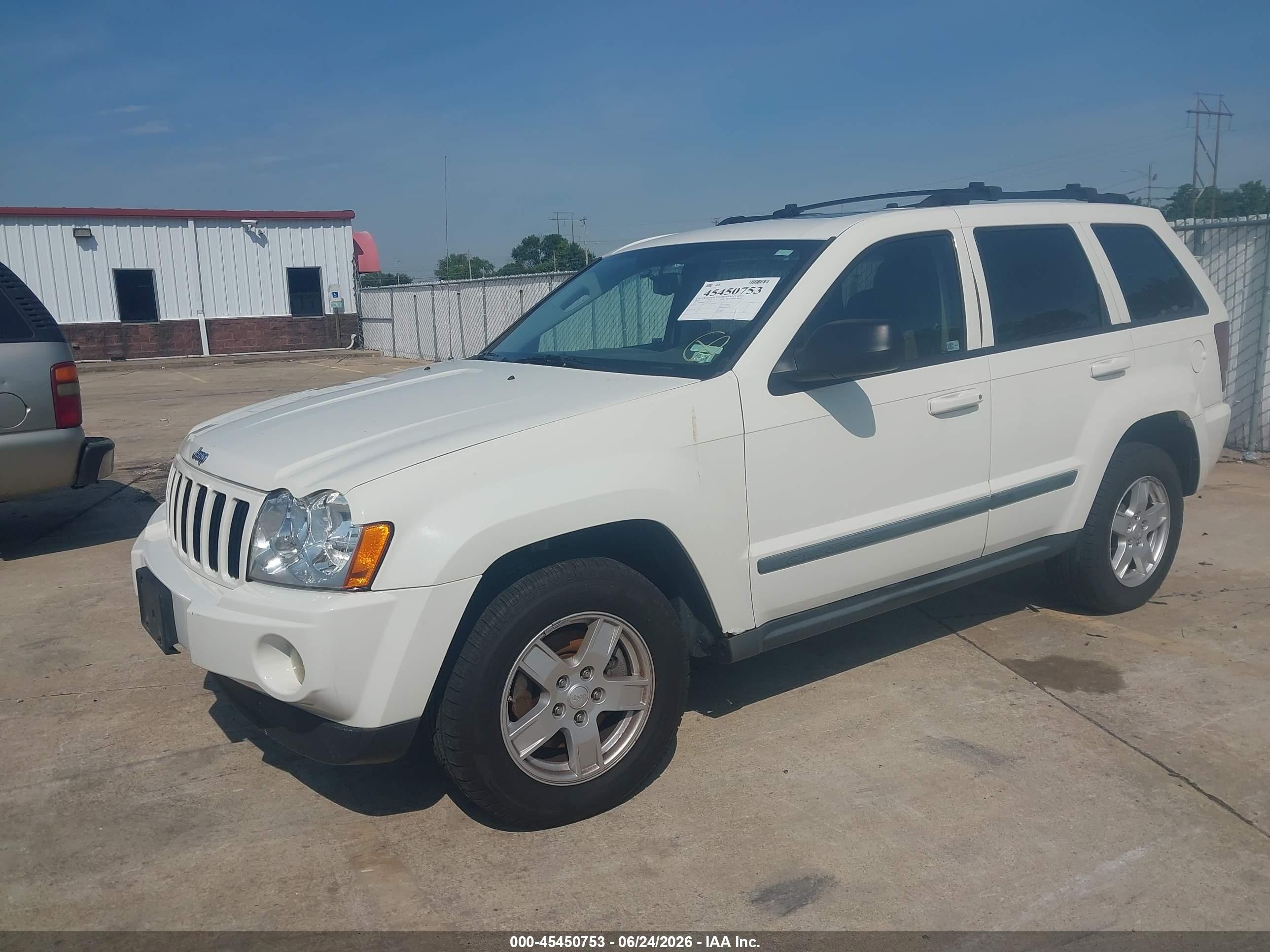 2007 Jeep Grand Cherokee Laredo White vin: 1J8GR48K77C581936