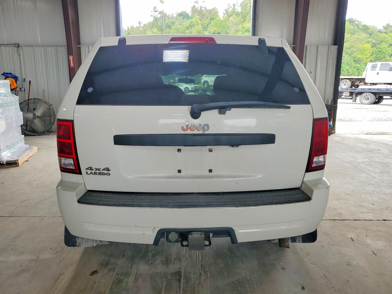 2007 Jeep Grand Cherokee Laredo White vin: 1J8GR48K77C681857