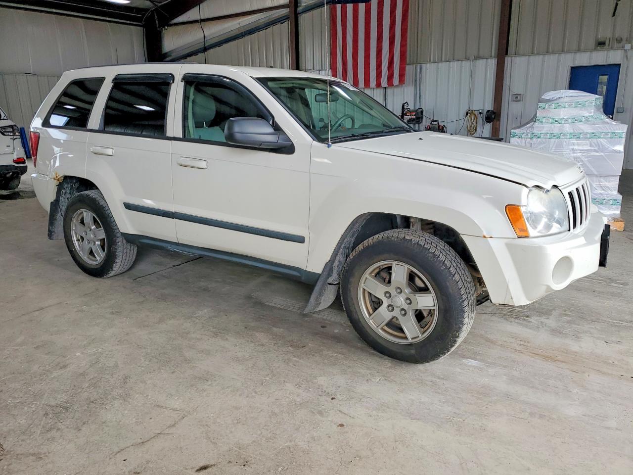 2007 Jeep Grand Cherokee Laredo White vin: 1J8GR48K77C681857
