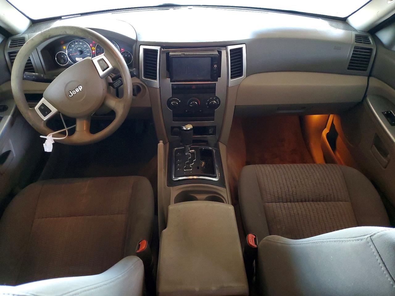 2008 Jeep Grand Cherokee Laredo Silver vin: 1J8GR48K78C157075