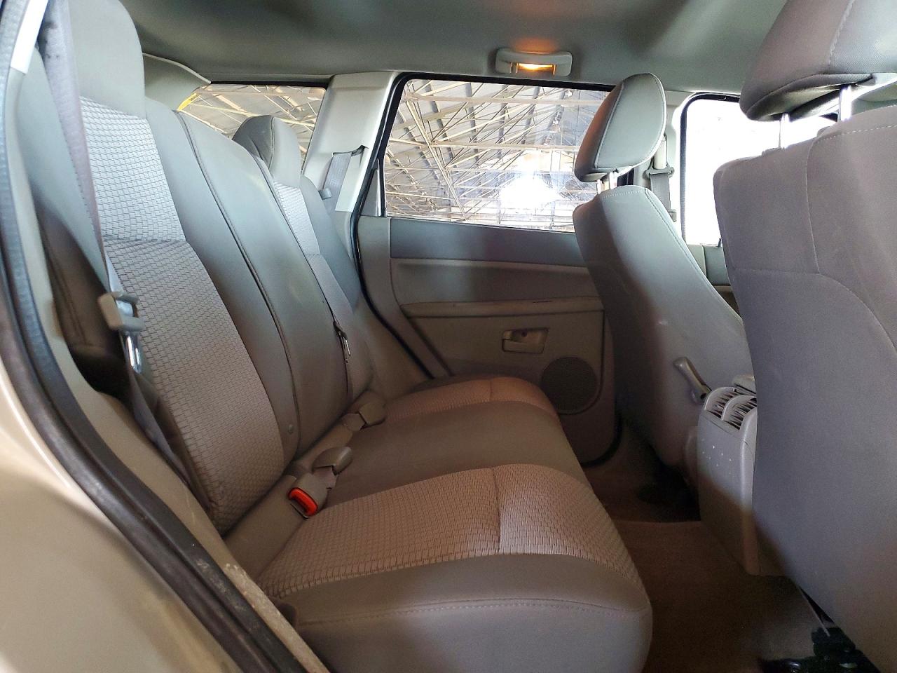 2008 Jeep Grand Cherokee Laredo Silver vin: 1J8GR48K78C157075