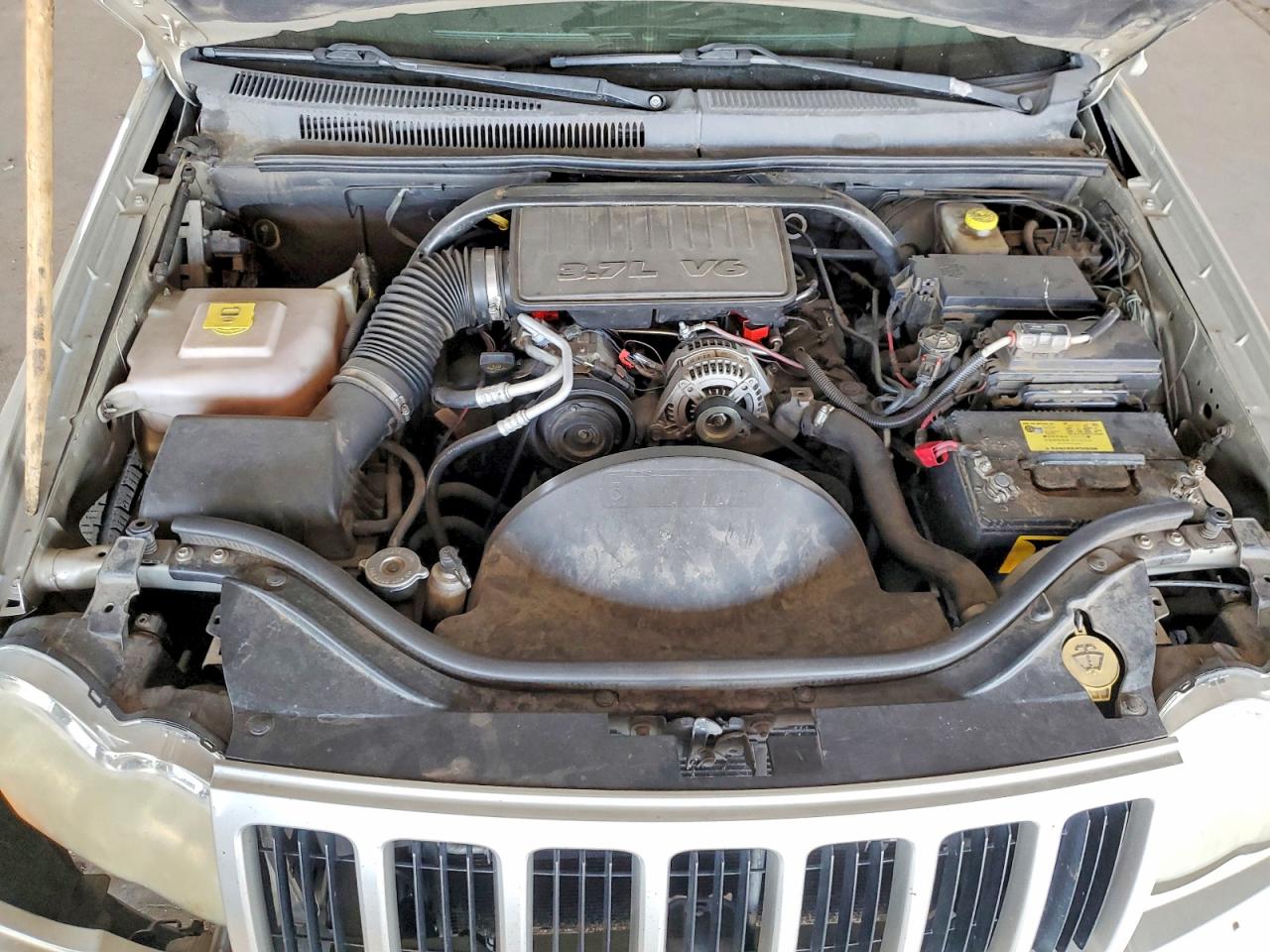 2008 Jeep Grand Cherokee Laredo Silver vin: 1J8GR48K78C157075
