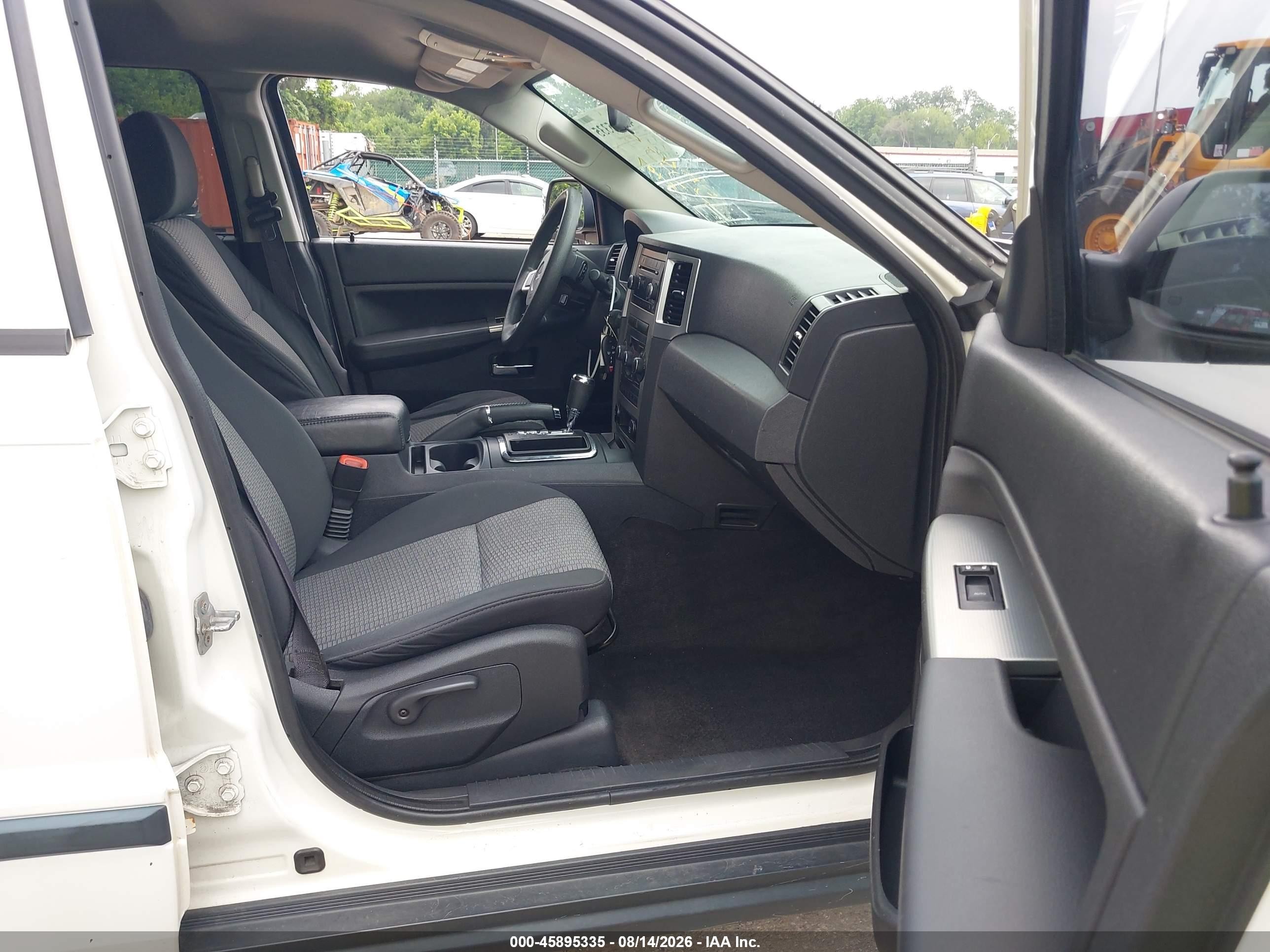 2009 Jeep Grand Cherokee Laredo Белый vin: 1J8GR48K79C526700