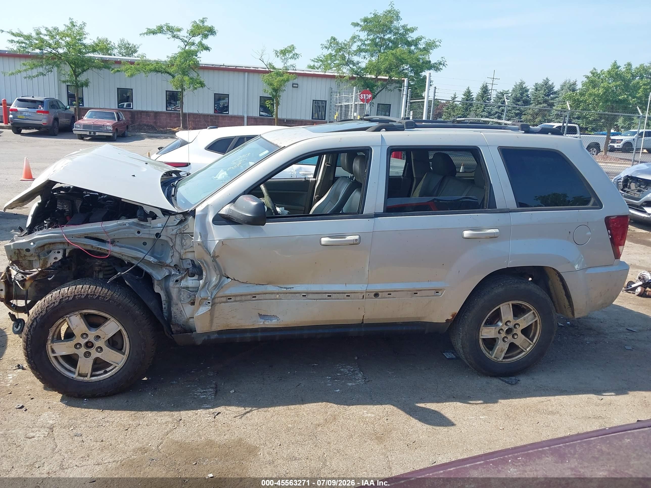 2007 Jeep Grand Cherokee Laredo Silver vin: 1J8GR48K87C522913