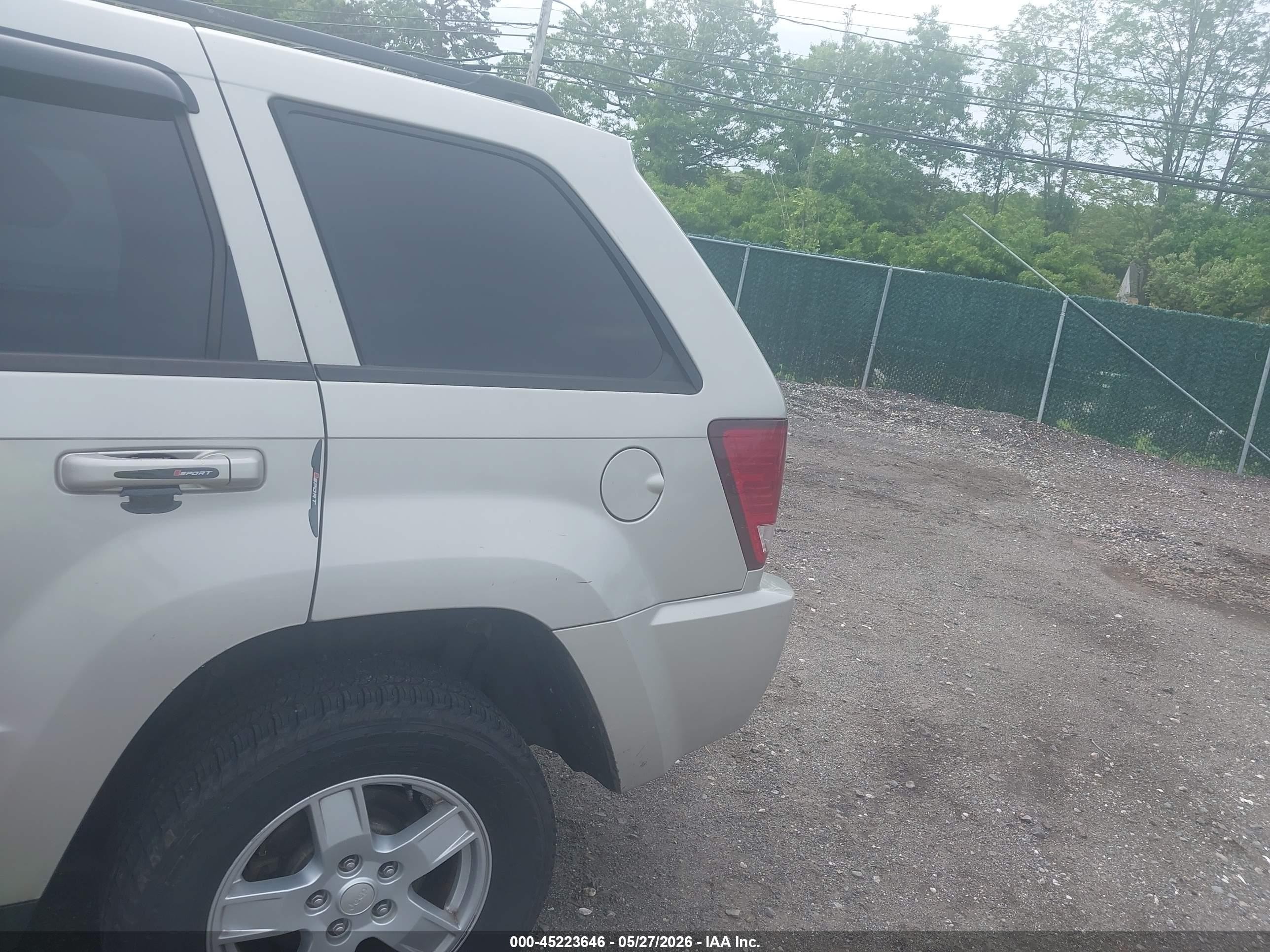 2007 Jeep Grand Cherokee Laredo Silver vin: 1J8GR48K87C564708