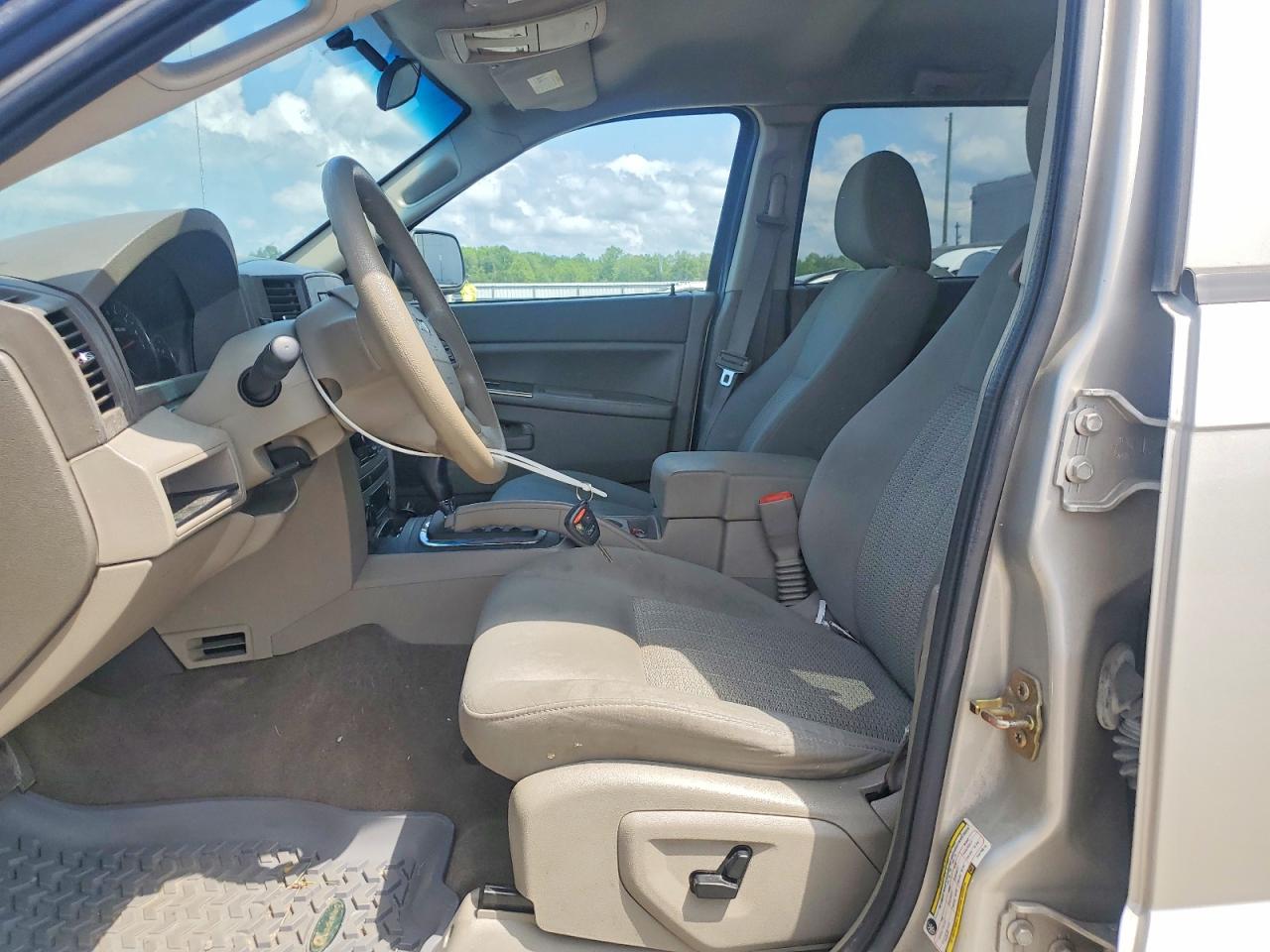 2007 Jeep Grand Cherokee Laredo Silver vin: 1J8GR48K87C579516