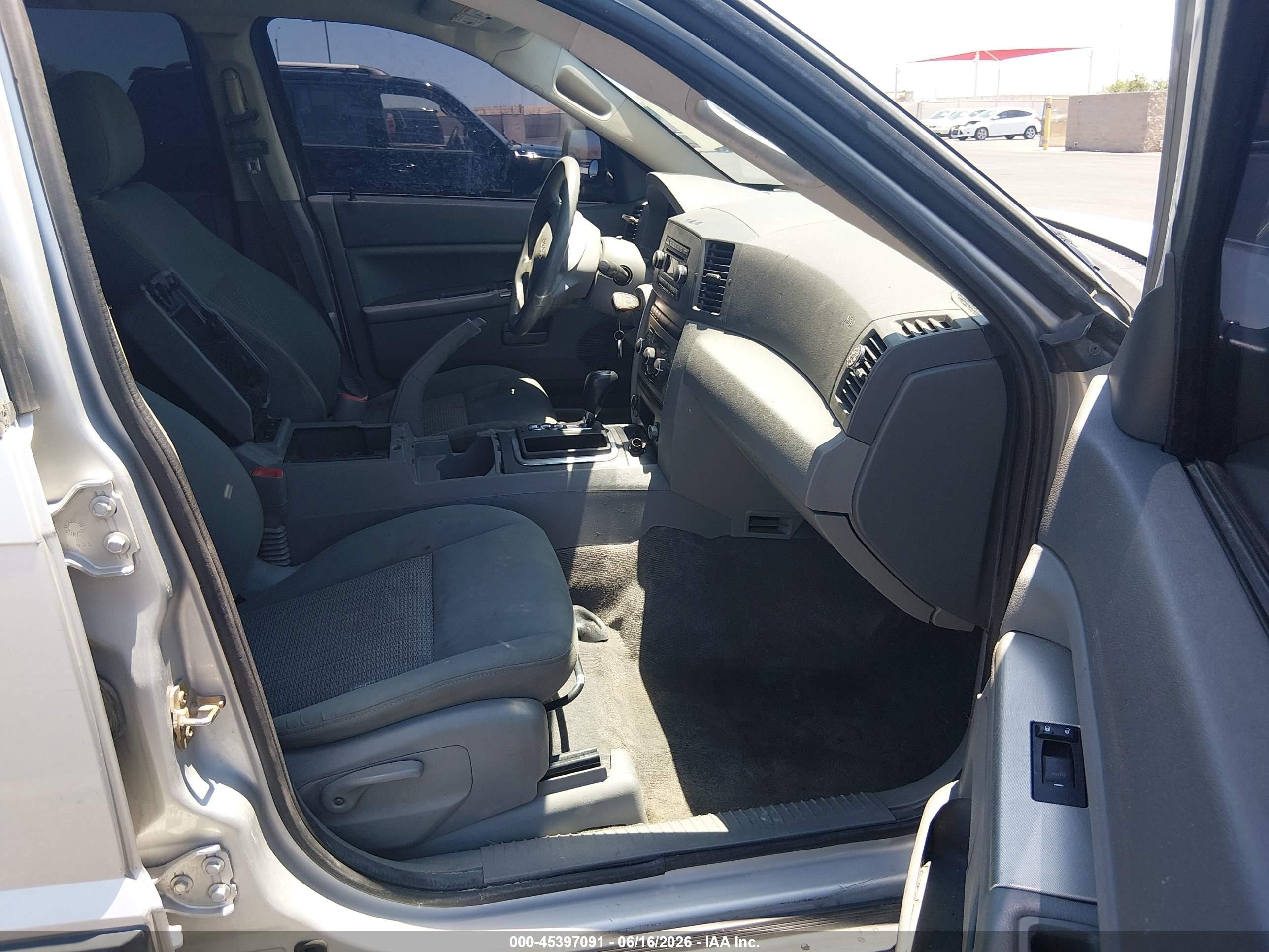 2007 Jeep Grand Cherokee Laredo Серебряный vin: 1J8GR48K97C613060