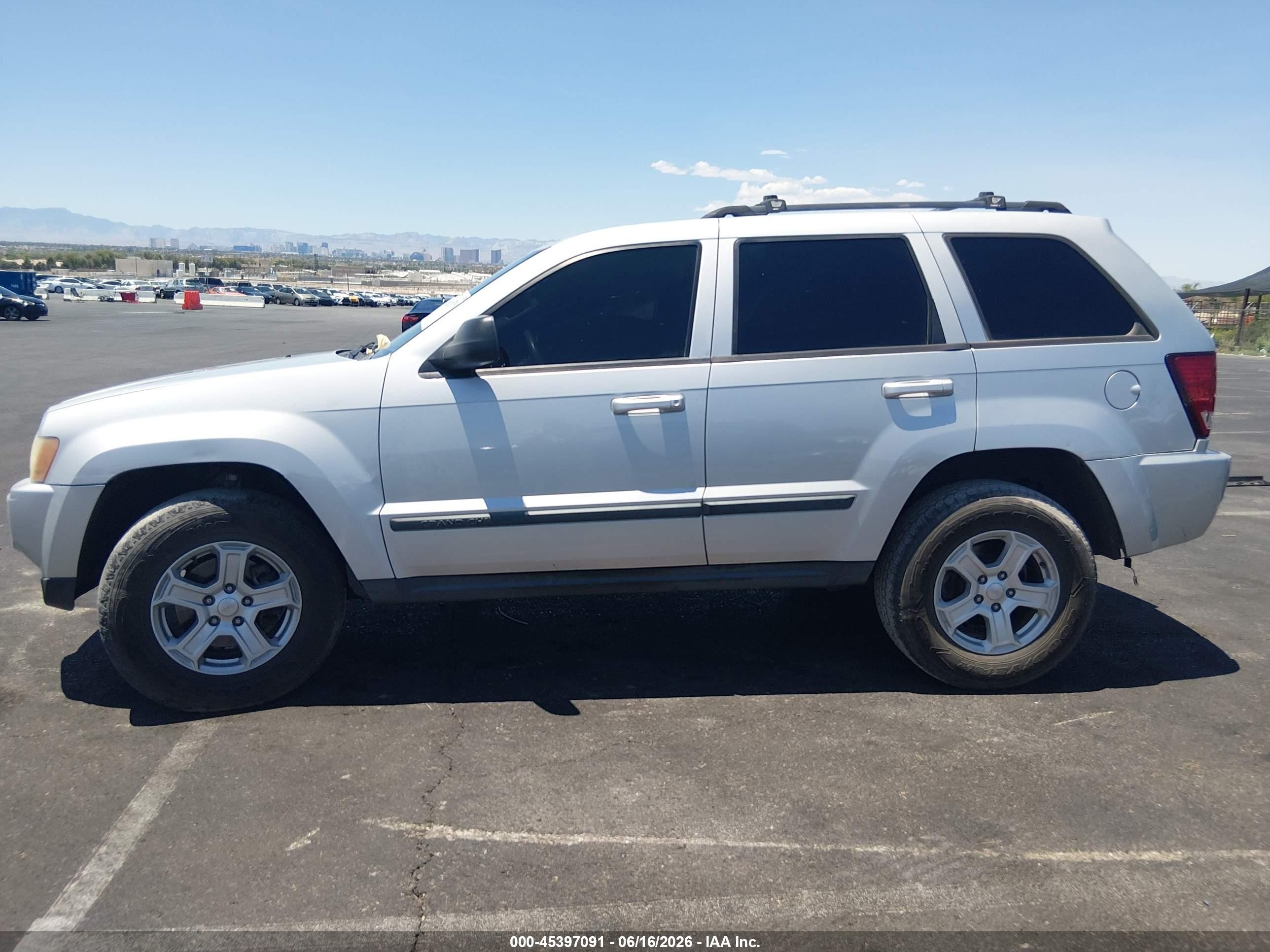 2007 Jeep Grand Cherokee Laredo Серебряный vin: 1J8GR48K97C613060