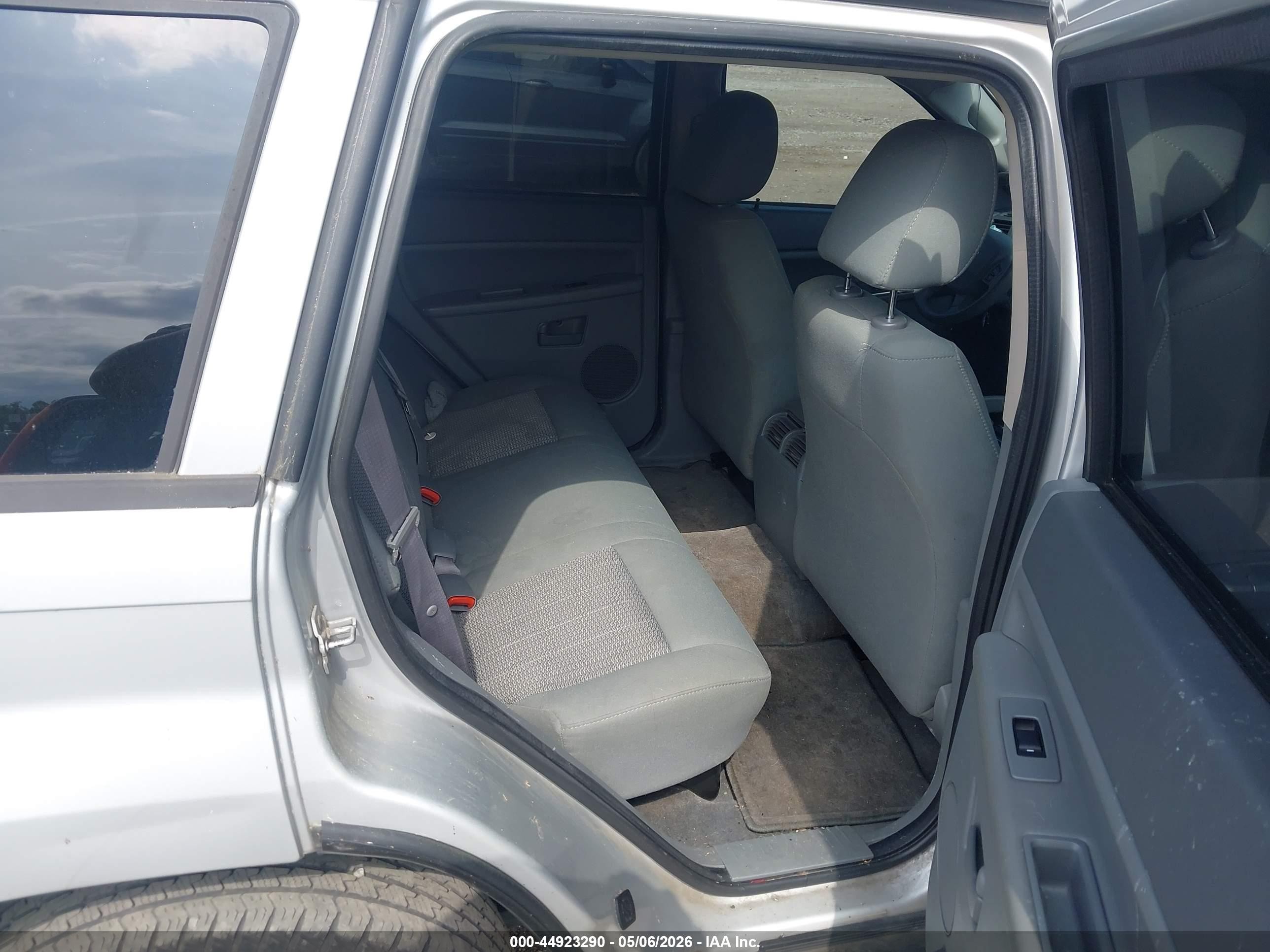 2007 Jeep Grand Cherokee Laredo Silver vin: 1J8GR48K97C673940