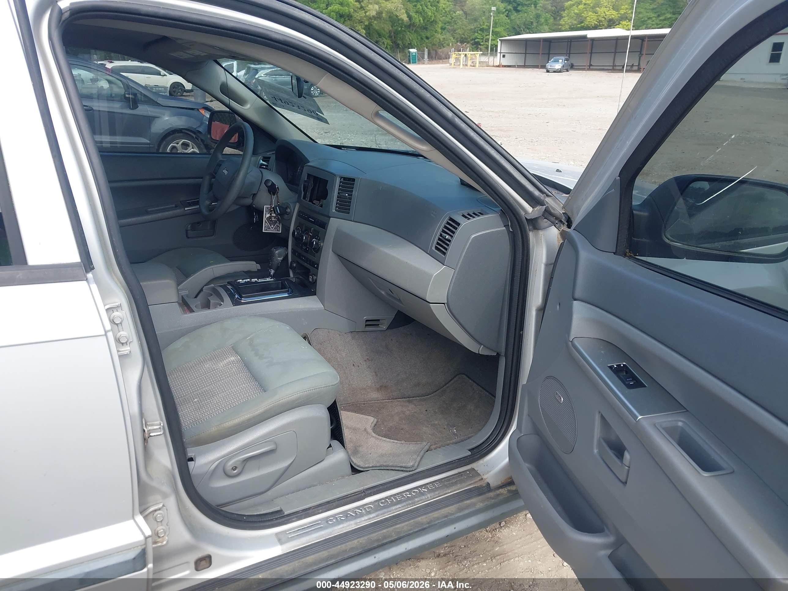 2007 Jeep Grand Cherokee Laredo Silver vin: 1J8GR48K97C673940