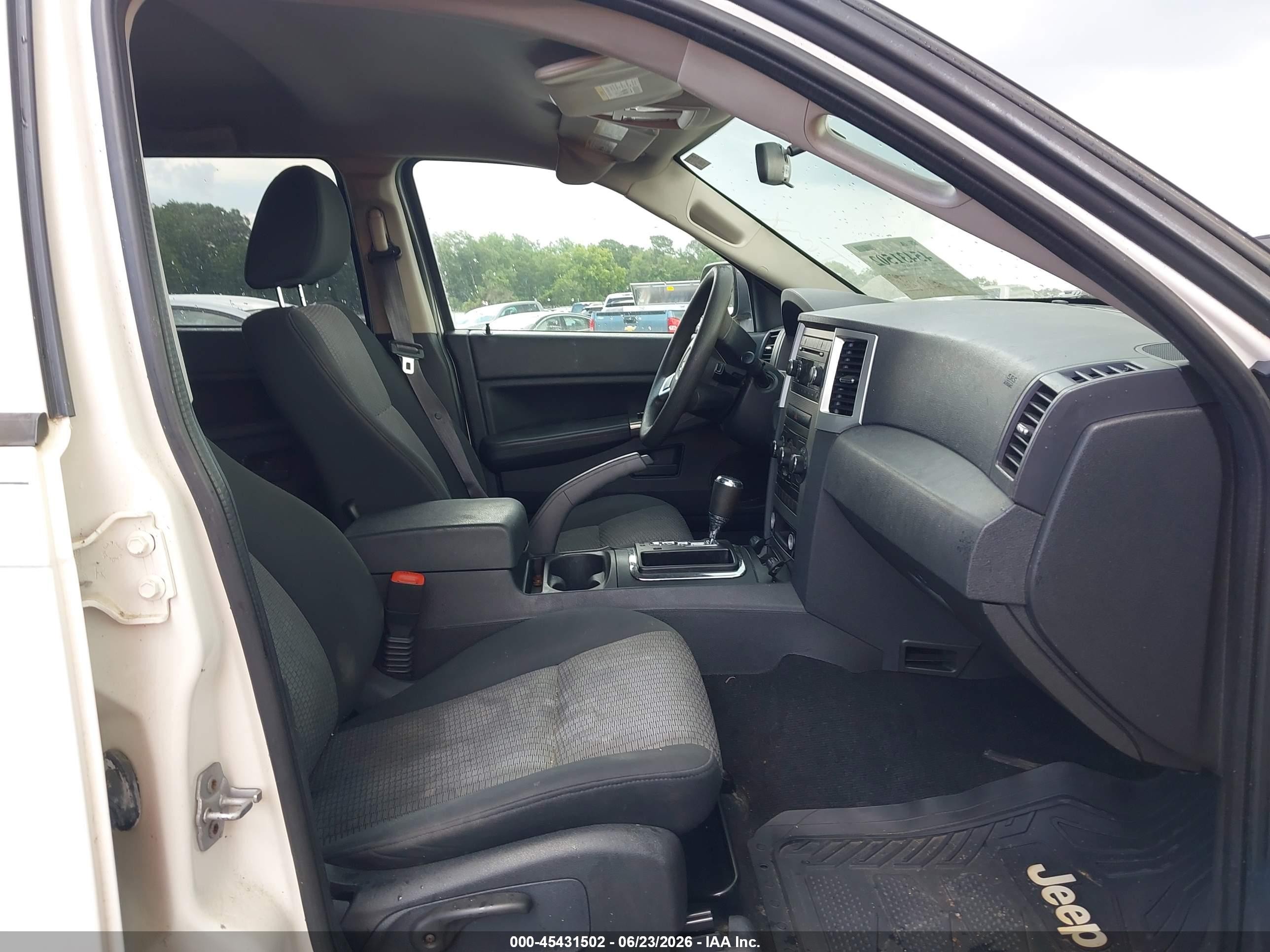 2008 Jeep Grand Cherokee Laredo Белый vin: 1J8GR48K98C103776