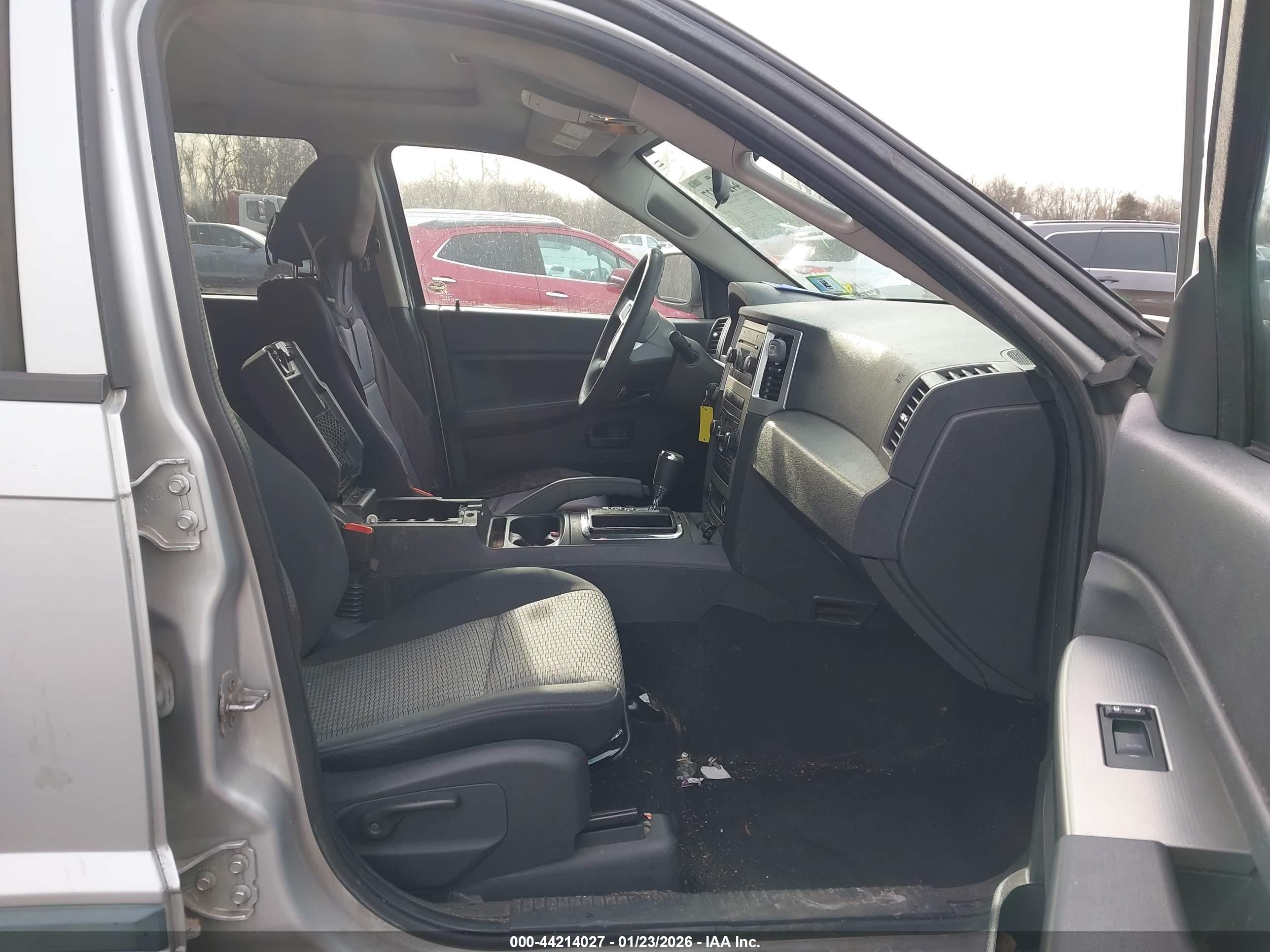 2008 Jeep Grand Cherokee Laredo Серебряный vin: 1J8GR48K98C115815