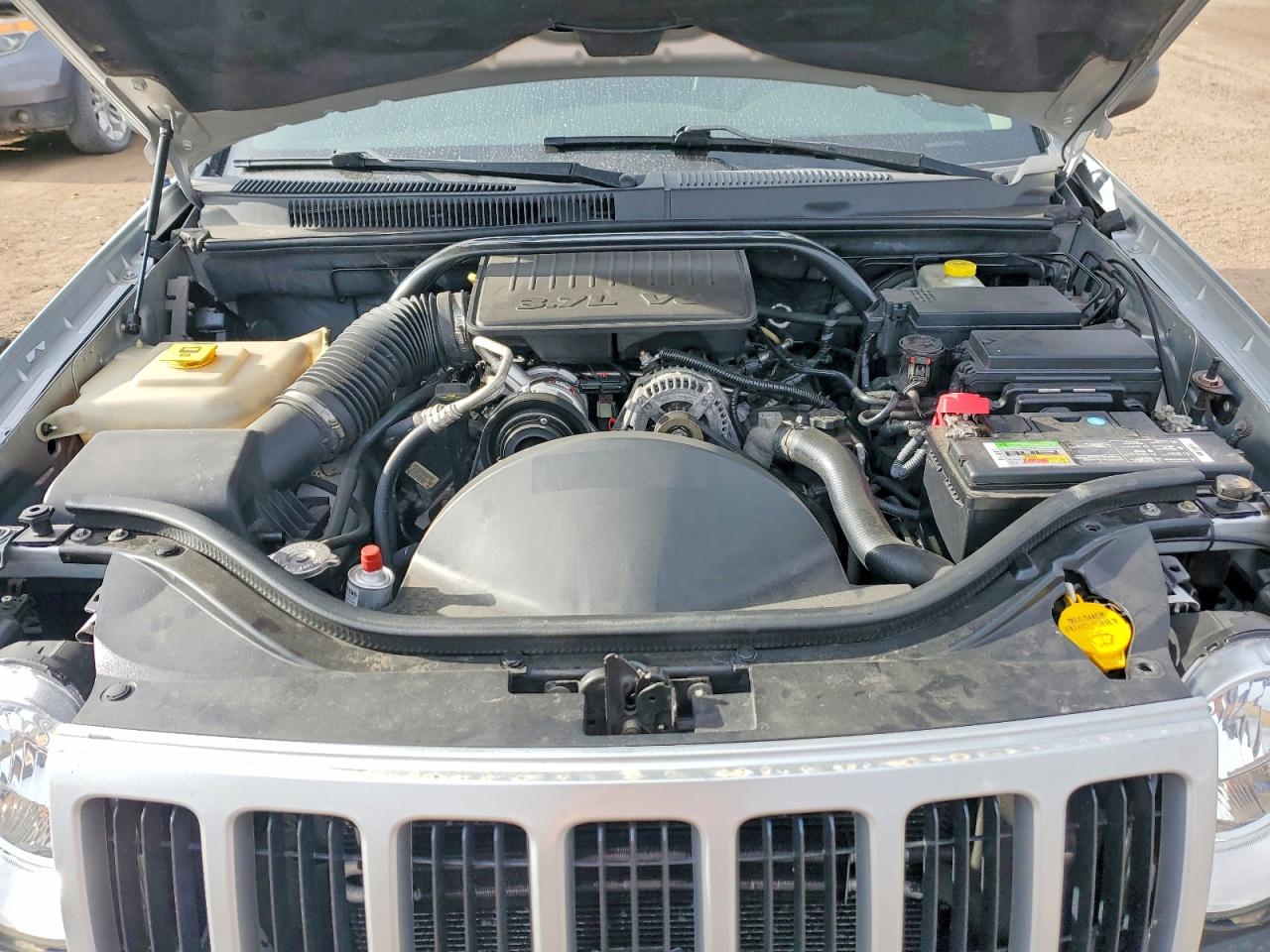 2008 Jeep Cheerokee Silver vin: 1J8GR48K98C183385