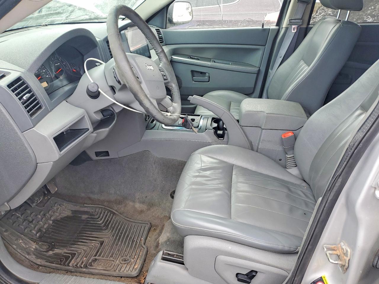 2005 Jeep Grand Cherokee Laredo Silver vin: 1J8GR48KX5C573942