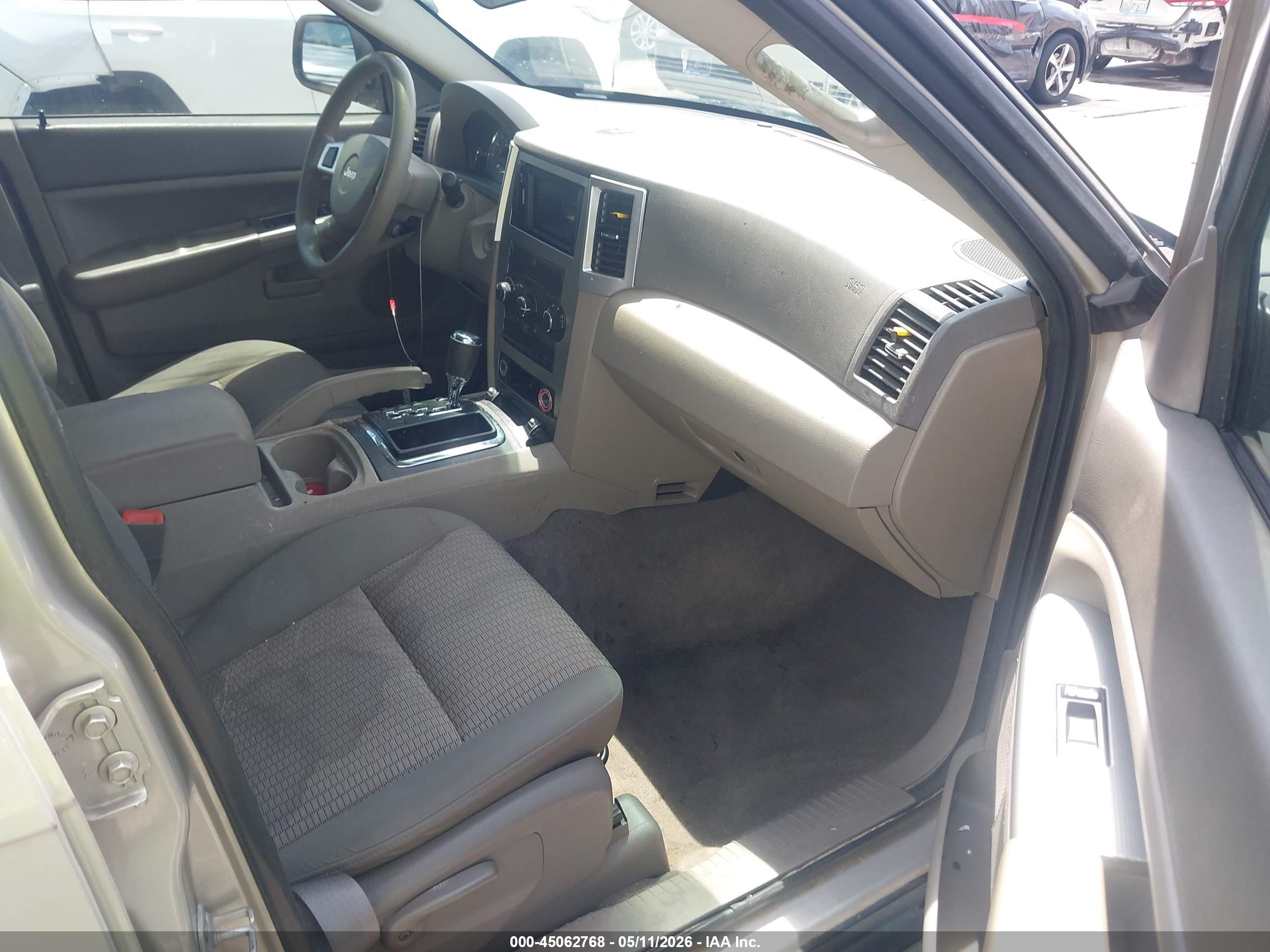 2008 Jeep Grand Cherokee Laredo Gold vin: 1J8GS48K08C104979
