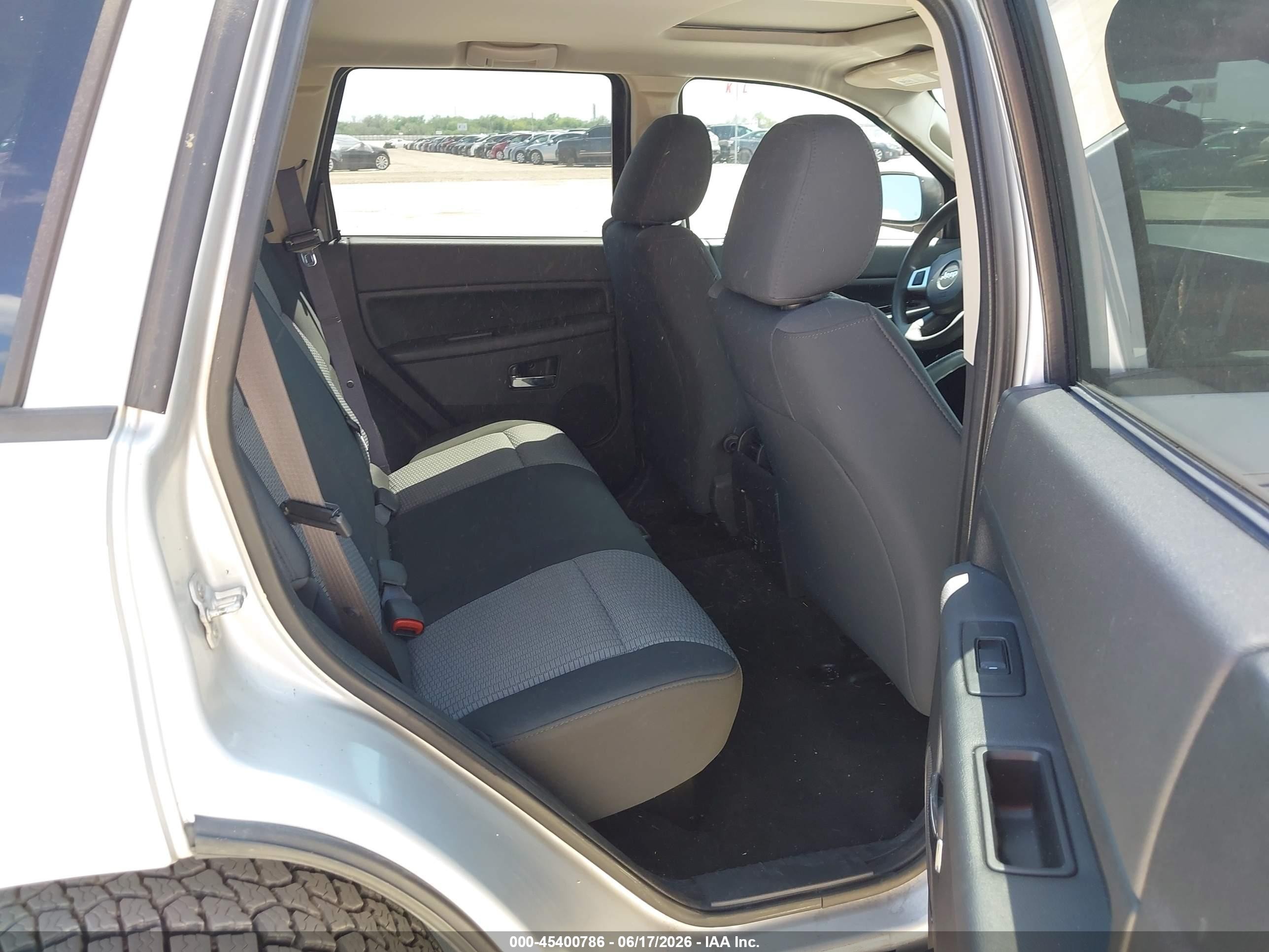 2009 Jeep Grand Cherokee Laredo Silver vin: 1J8GS48K19C554870