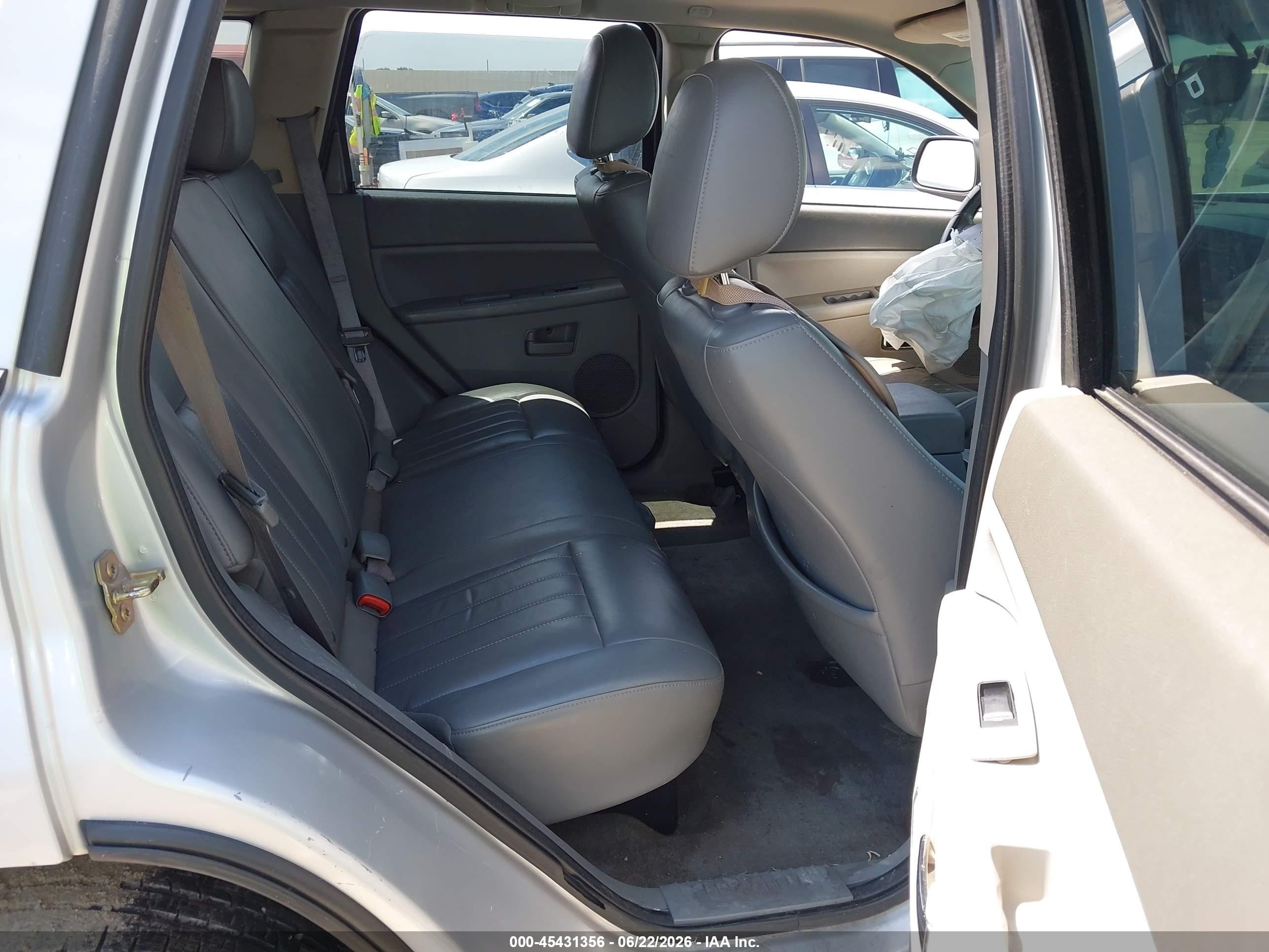 2007 Jeep Grand Cherokee Laredo Серебряный vin: 1J8GS48K27C560724
