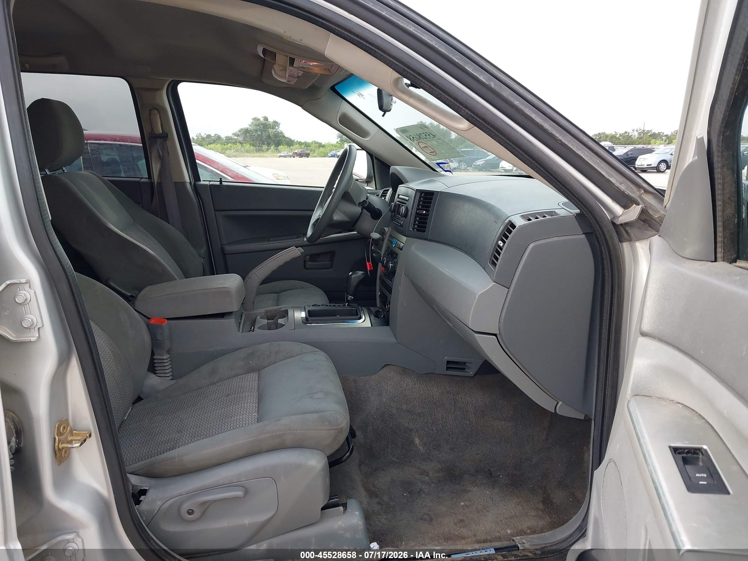 2007 Jeep Grand Cherokee Laredo Silver vin: 1J8GS48K47C526378