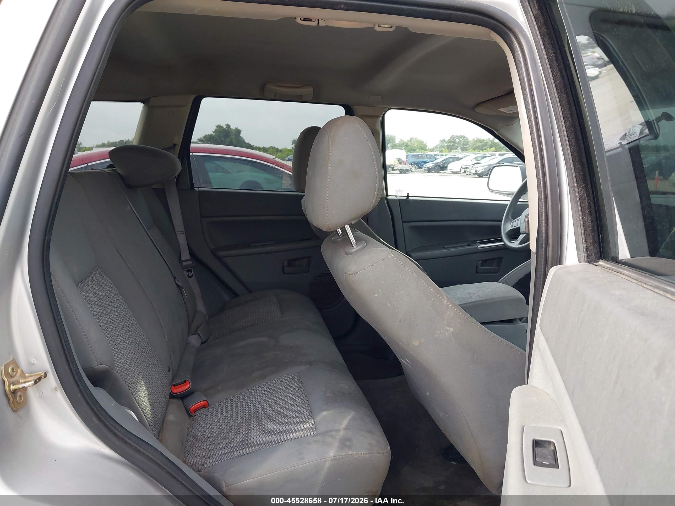 2007 Jeep Grand Cherokee Laredo Silver vin: 1J8GS48K47C526378