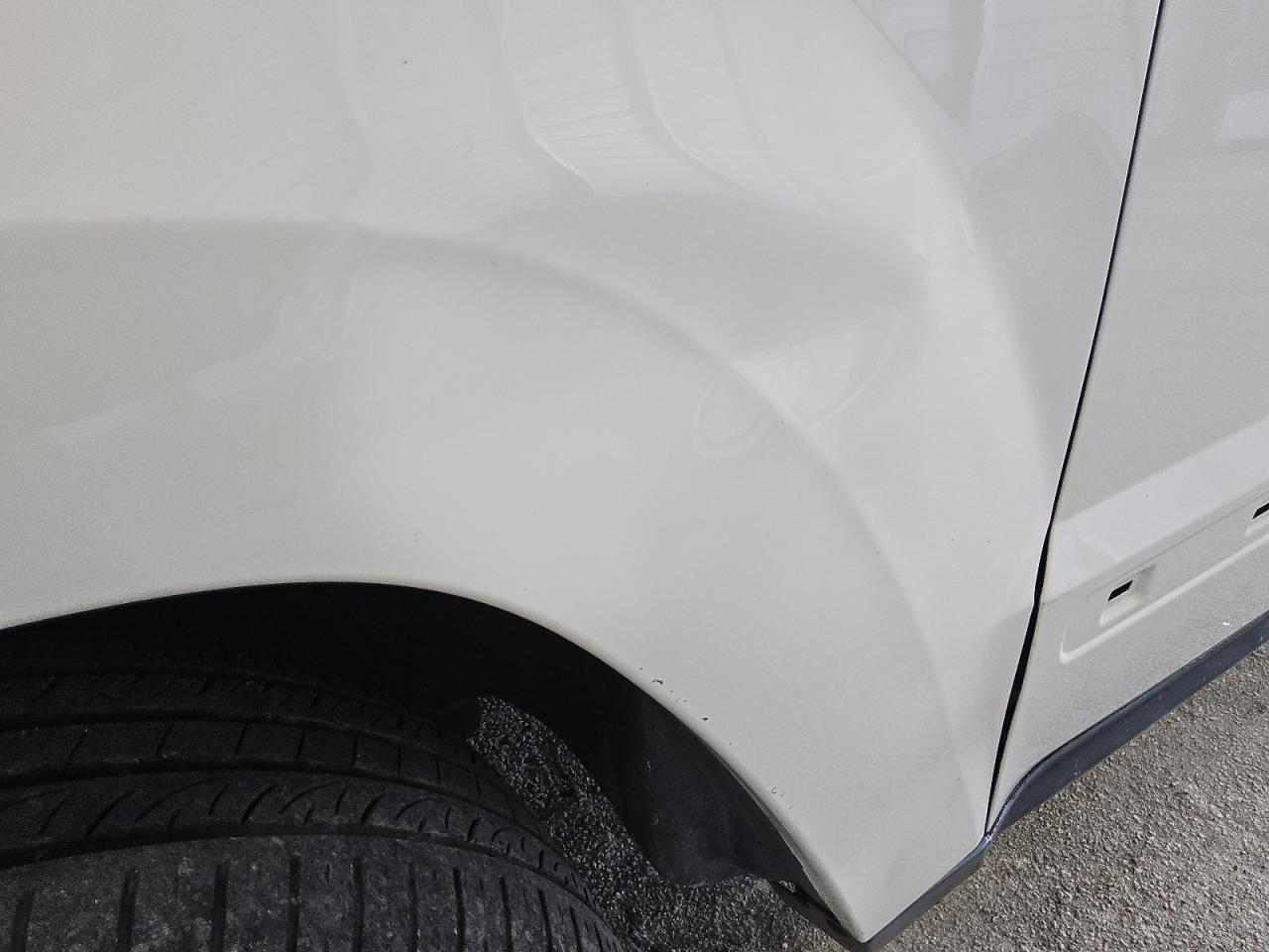 2009 Jeep Grand Cherokee Laredo White vin: 1J8GS48K59C538302 Damage: Left Front Fender, Dent(S) W/ Paint Dmg, 4 To 5 Inches