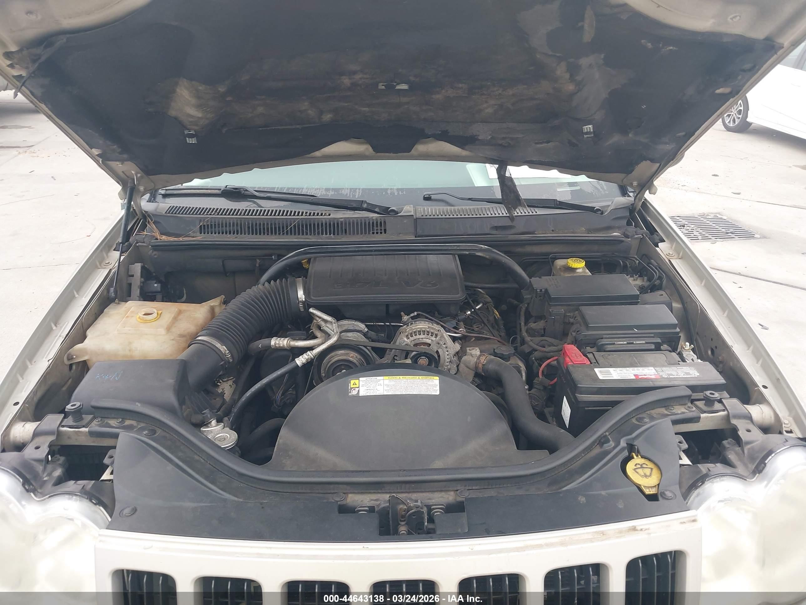 2008 Jeep Grand Cherokee Laredo Silver vin: 1J8GS48K78C242227