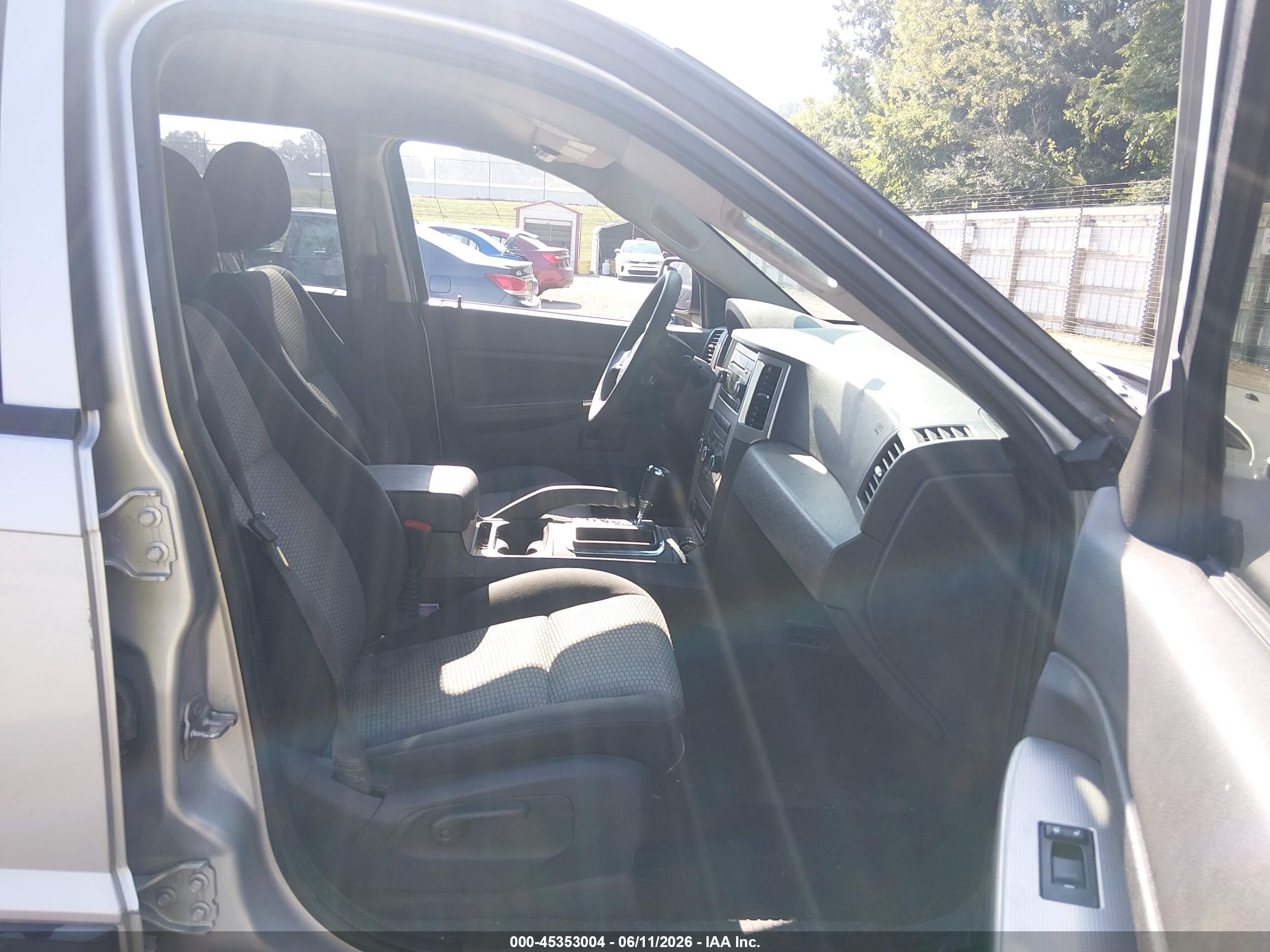 2008 Jeep Grand Cherokee Laredo Silver vin: 1J8GS48K88C218647
