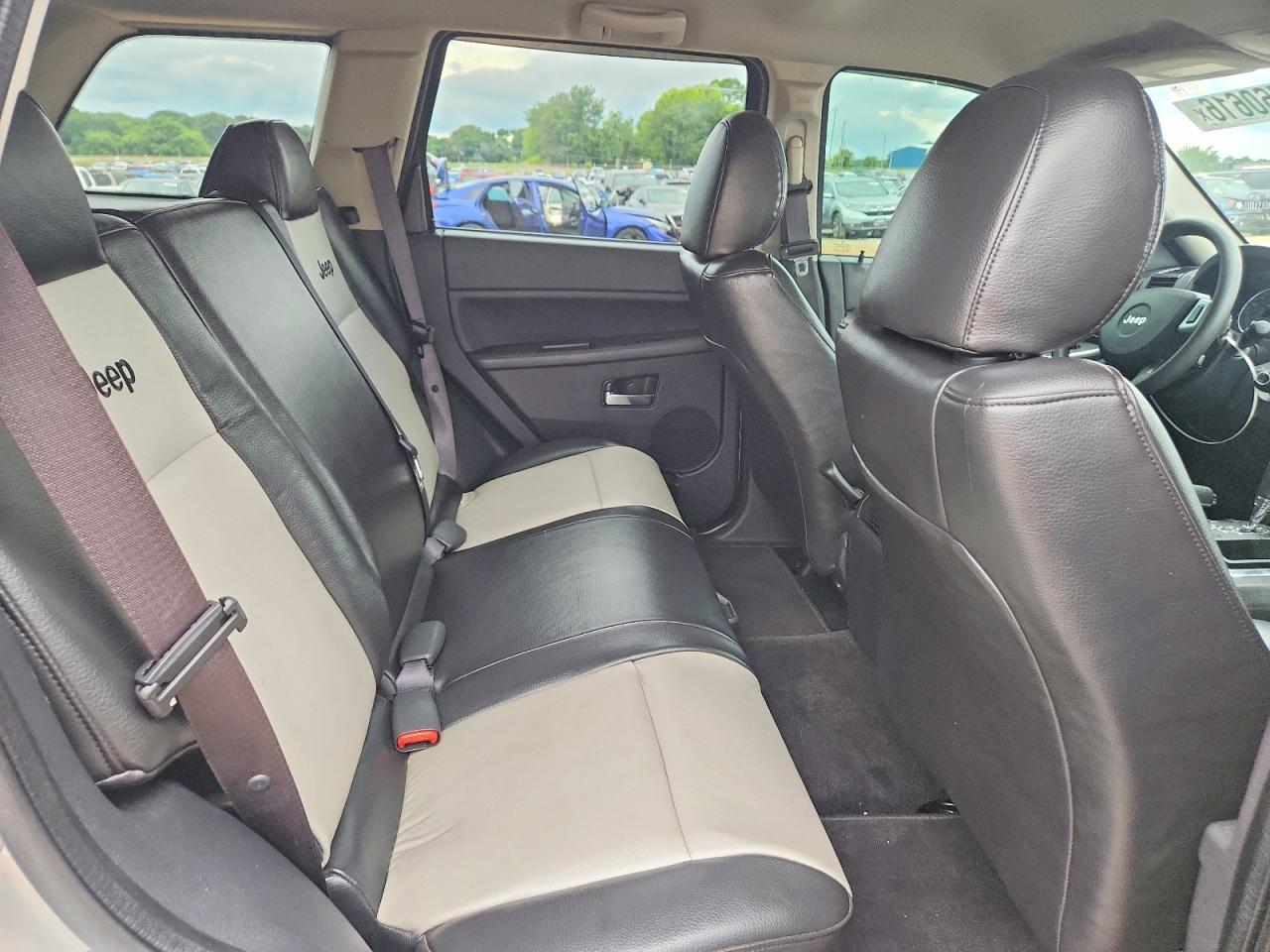 2009 Jeep Grand Cherokee Laredo Silver vin: 1J8GS48K89C539024