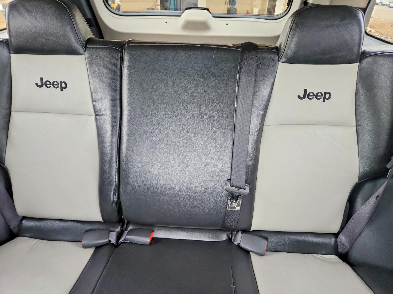 2009 Jeep Grand Cherokee Laredo Silver vin: 1J8GS48K89C539024