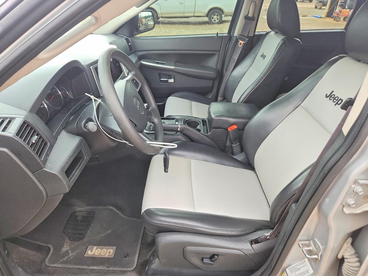 2009 Jeep Grand Cherokee Laredo Silver vin: 1J8GS48K89C539024