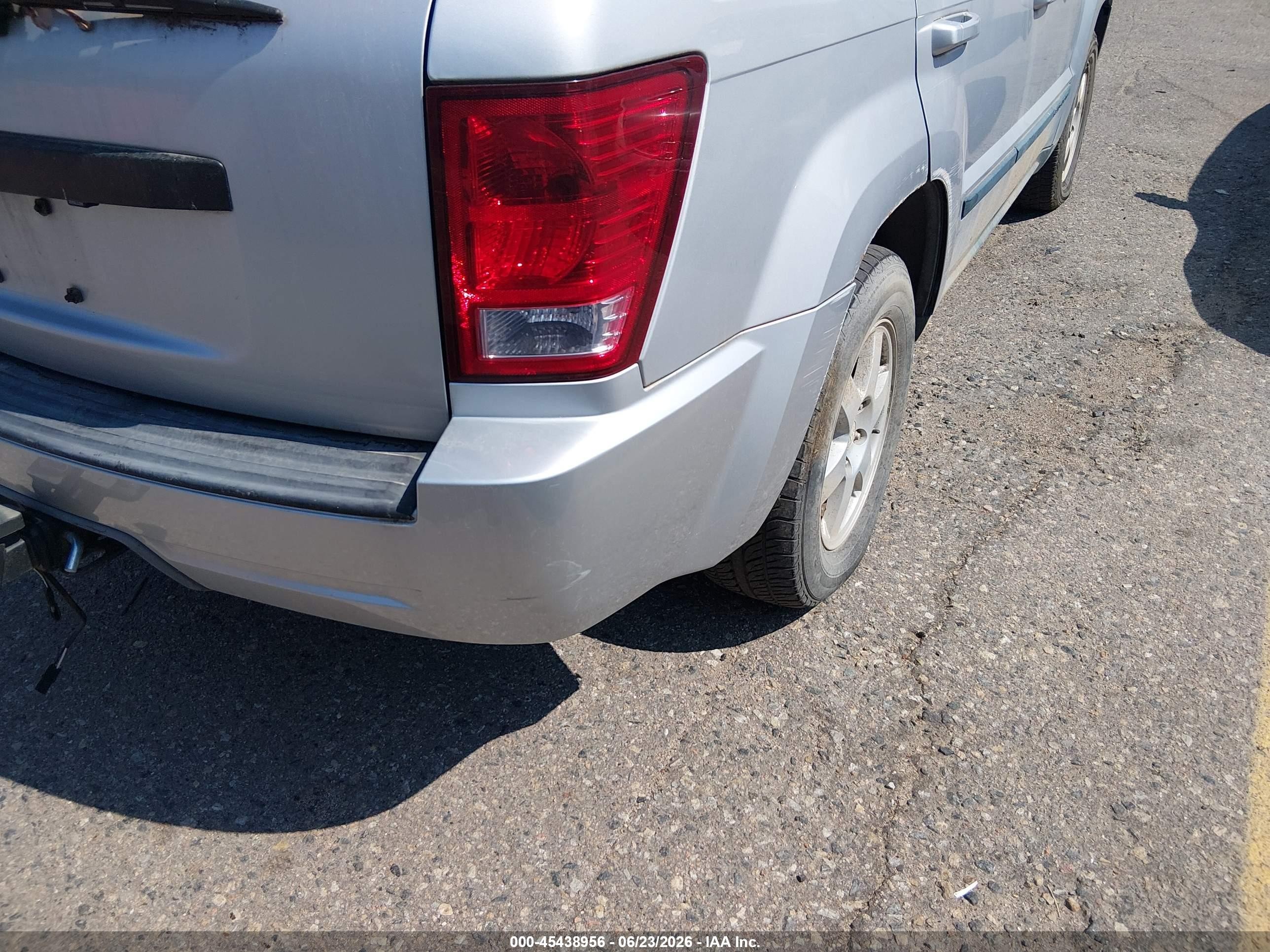 2008 Jeep Grand Cherokee Laredo Silver vin: 1J8GS48KX8C180192