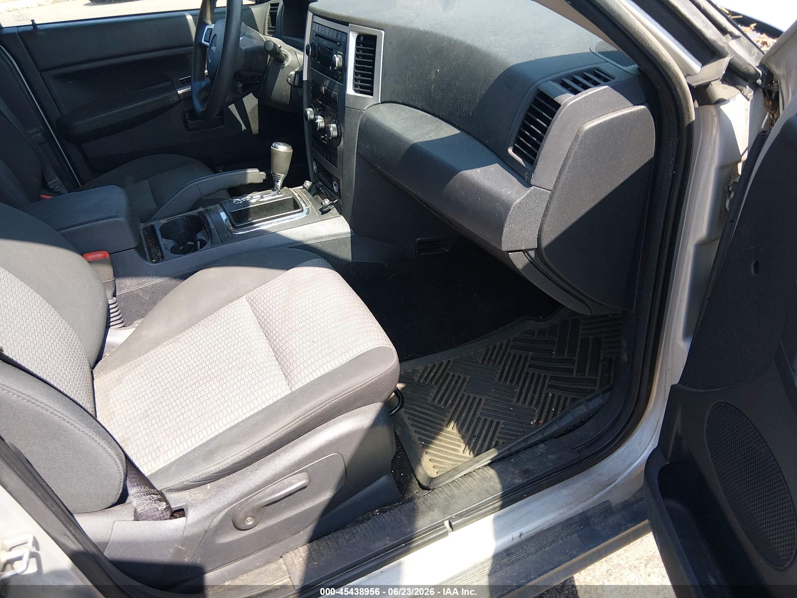 2008 Jeep Grand Cherokee Laredo Silver vin: 1J8GS48KX8C180192
