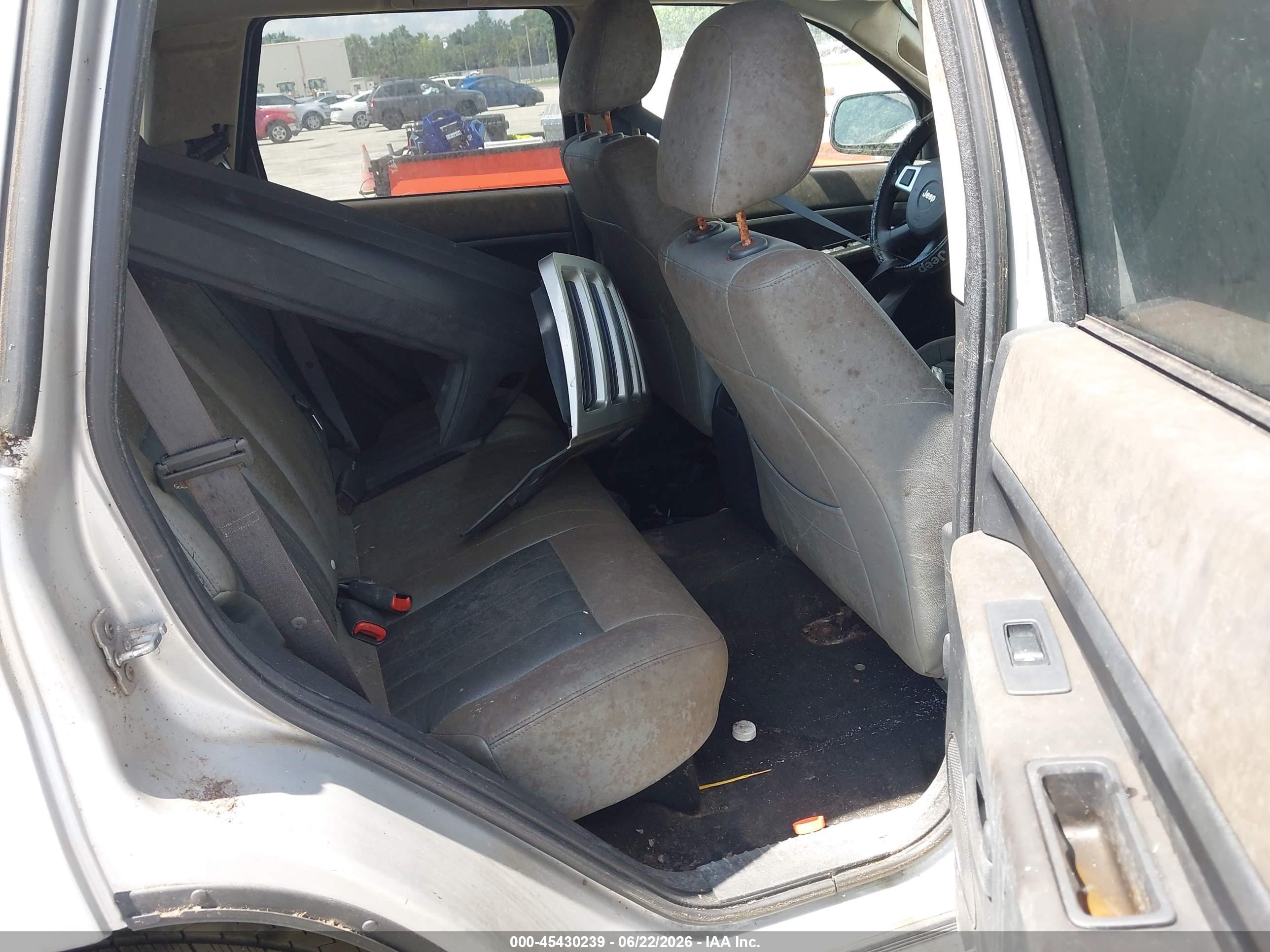 2008 Jeep Grand Cherokee Laredo Серебряный vin: 1J8GS48KX8C182489