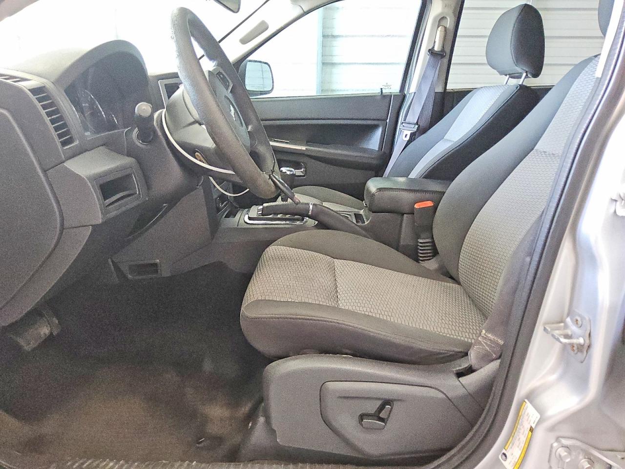 2009 Jeep Grand Cherokee Laredo Silver vin: 1J8GS48KX9C521110