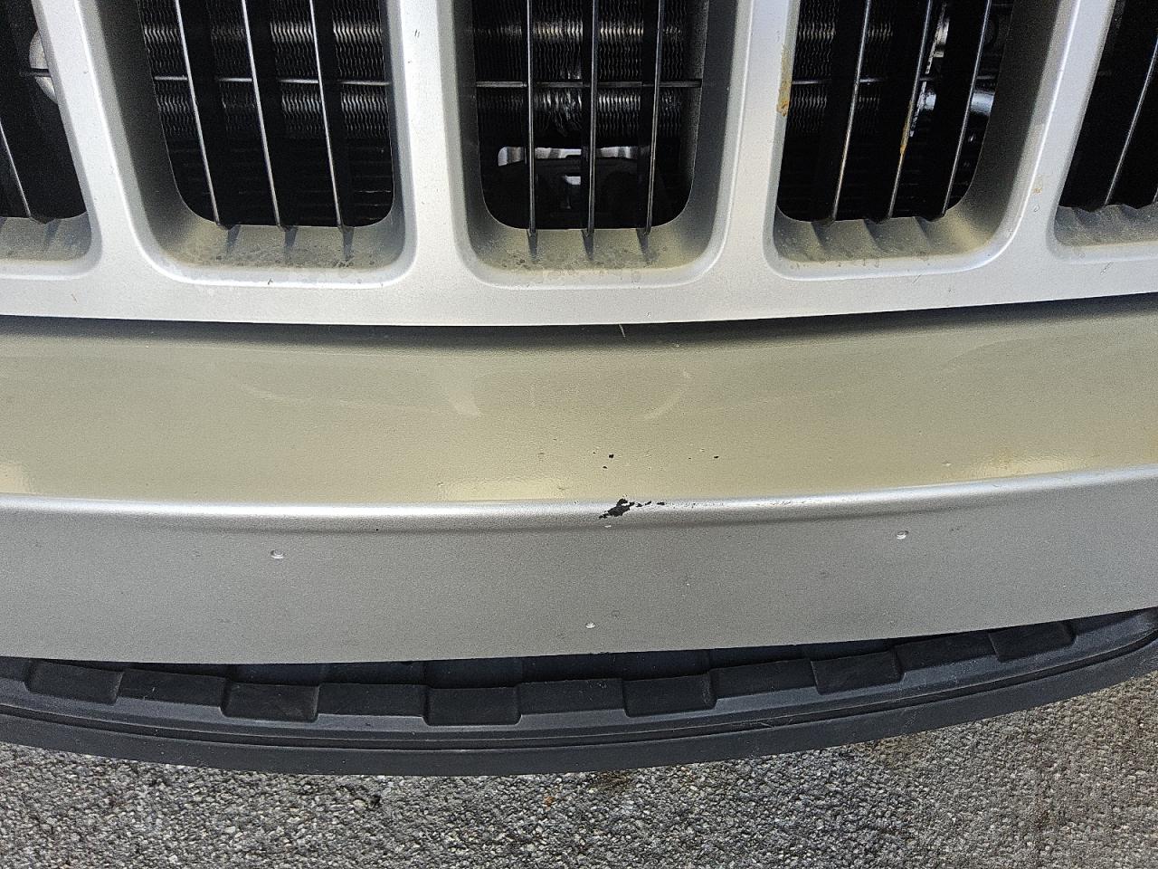 2009 Jeep Grand Cherokee Laredo Silver vin: 1J8GS48KX9C521110 Damage: Front Bumper/Cover, Scraped, 1/2 To 1 Inch