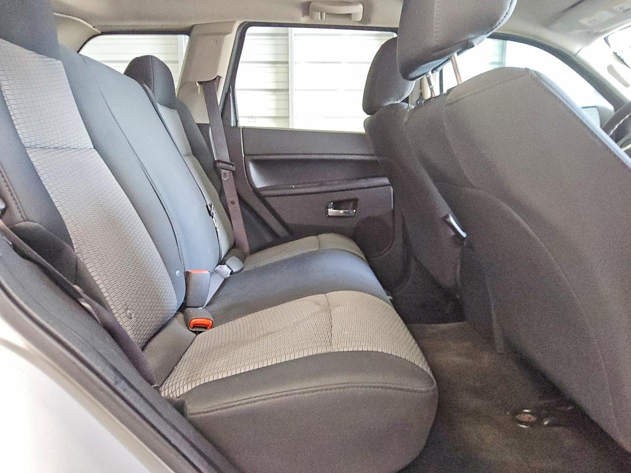 2009 Jeep Grand Cherokee Laredo Silver vin: 1J8GS48KX9C521110