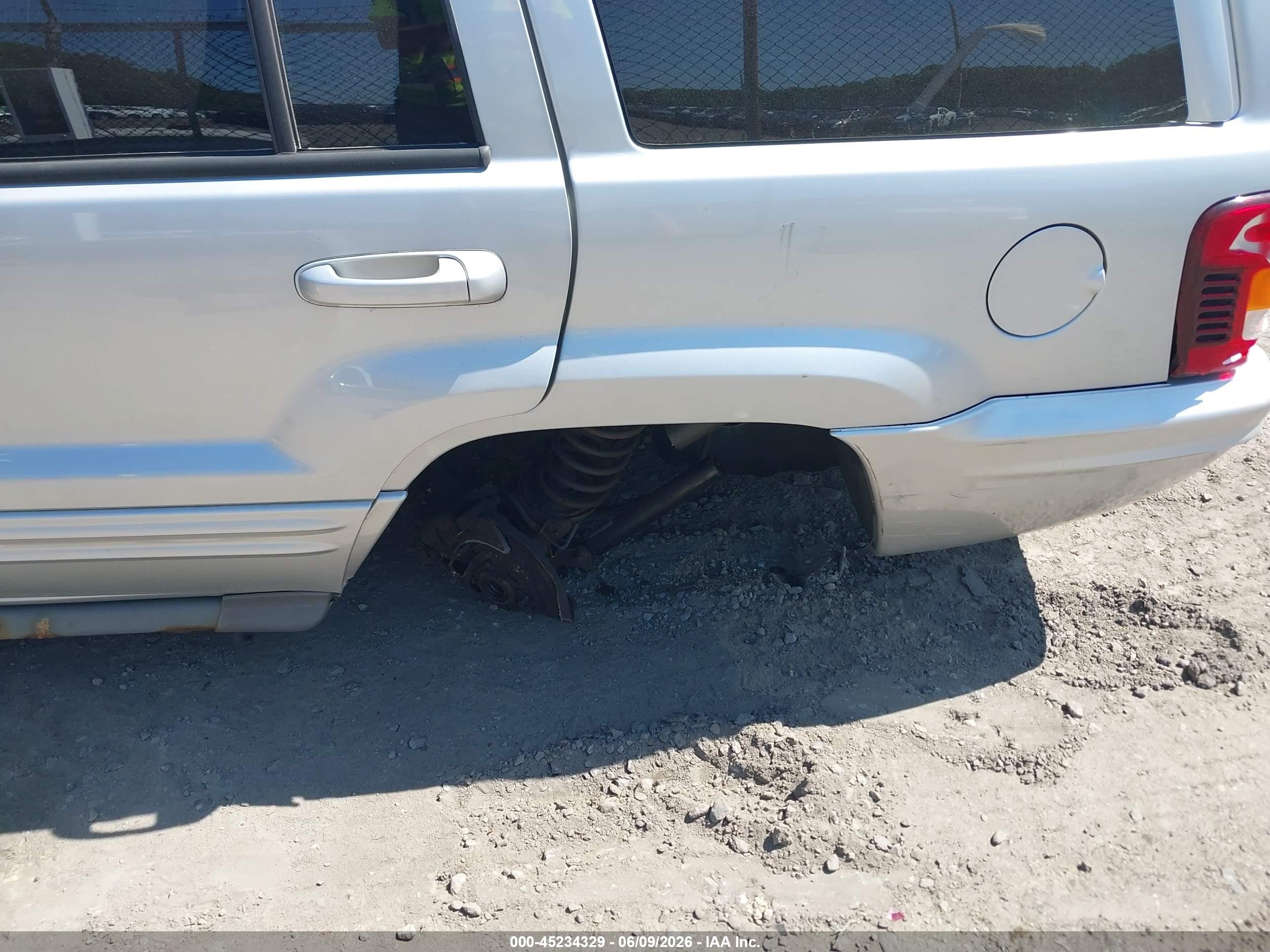 2002 Jeep Grand Cherokee Overland Silver vin: 1J8GW68J52C266685