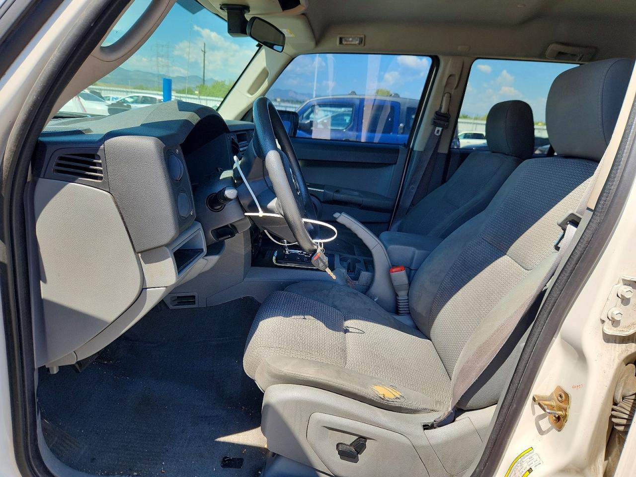 2007 Jeep Commander White vin: 1J8HG48K27C611466