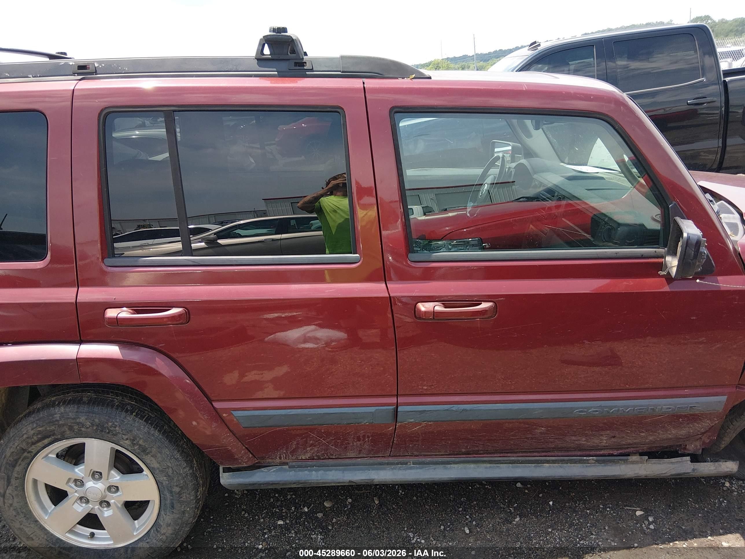 2007 Jeep Commander Sport Red vin: 1J8HG48K47C545874