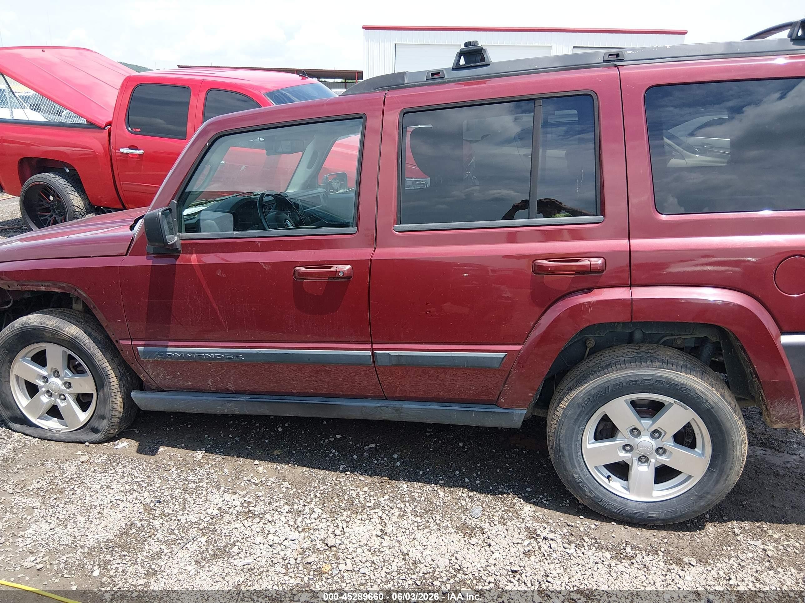 2007 Jeep Commander Sport Red vin: 1J8HG48K47C545874