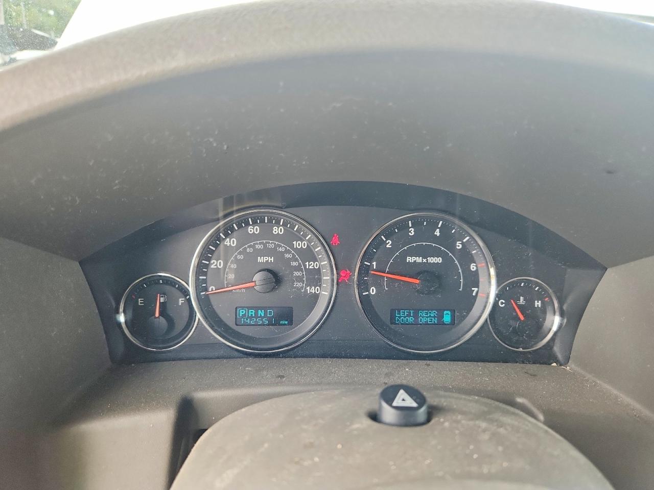 2006 Jeep Commander White vin: 1J8HG48K86C342985