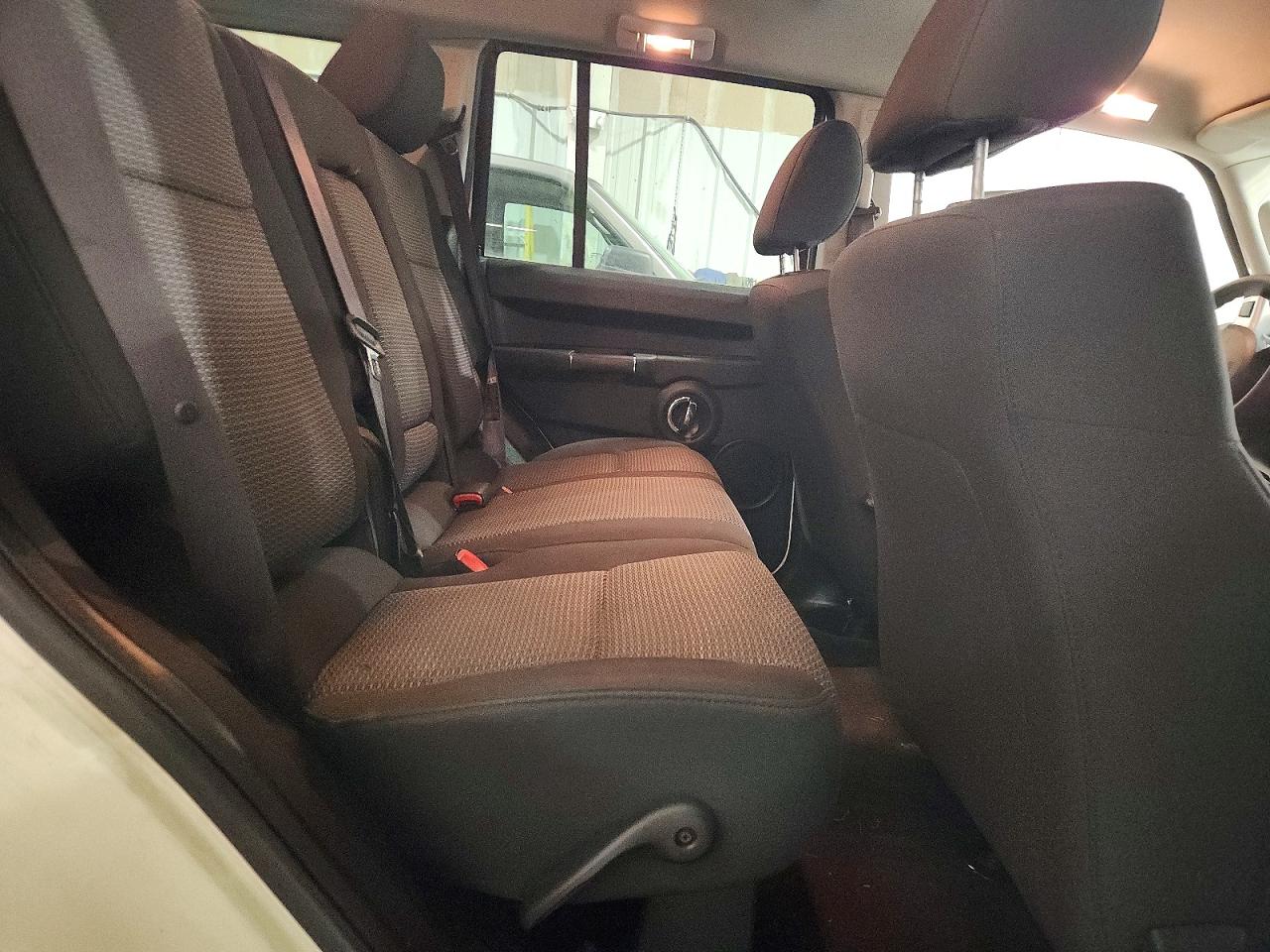 2009 Jeep Commander Sport White vin: 1J8HG48K89C542057