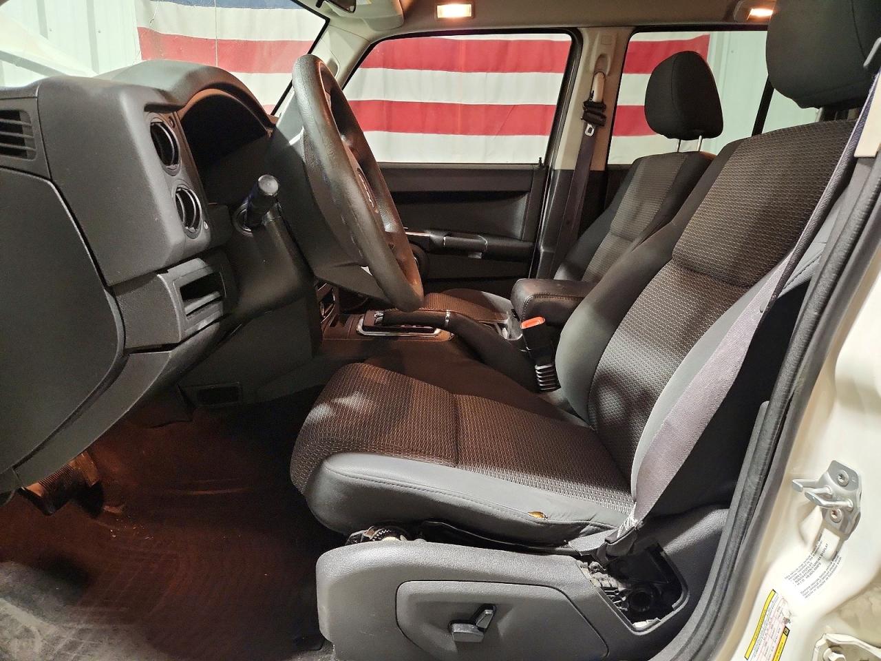 2009 Jeep Commander Sport White vin: 1J8HG48K89C542057