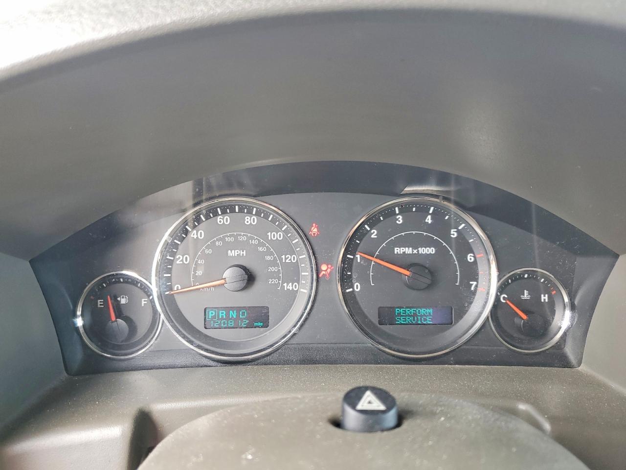 2006 Jeep Commander Red vin: 1J8HG48NX6C229212